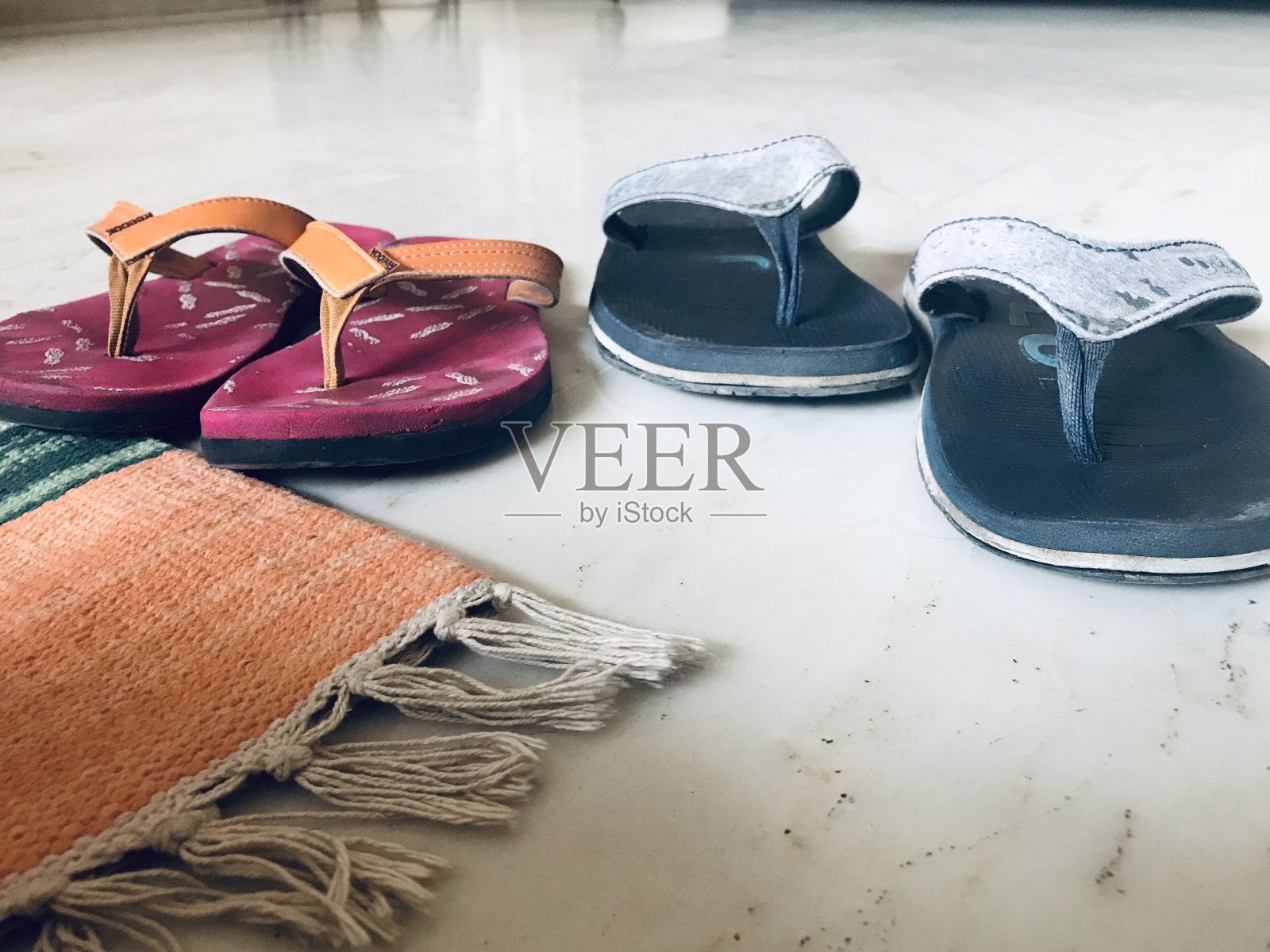 家里有两双拖鞋——家庭照片摄影图片