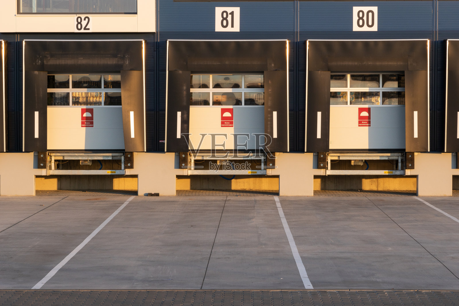 物流中心的卡车停靠站照片摄影图片