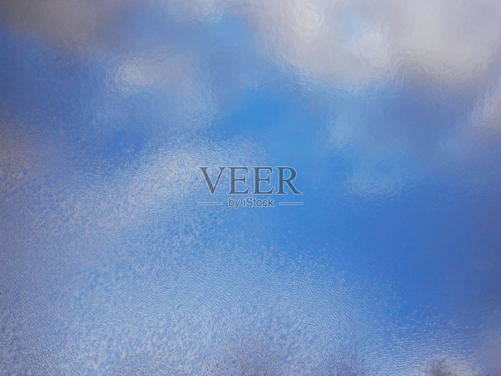 从上至下的拍摄，在蓝色的水与波浪反射的云。无人机拍摄的水波鸟瞰图照片摄影图片