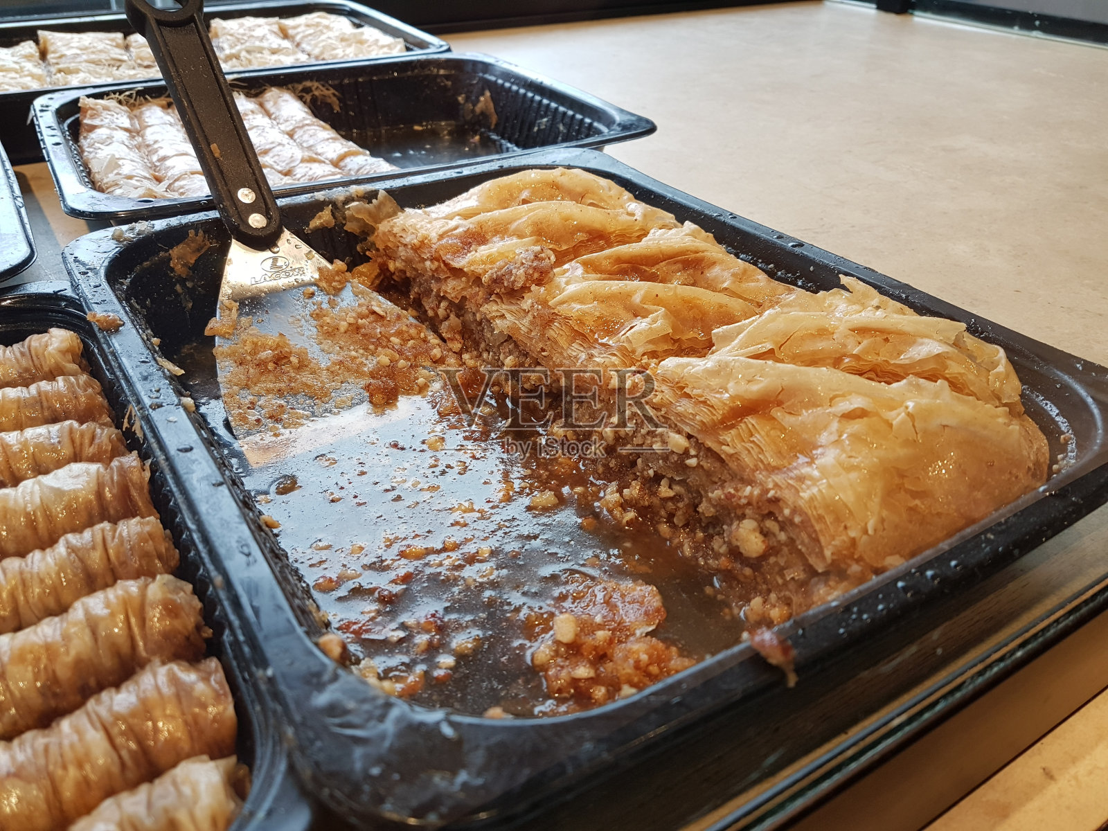 希腊和土耳其传统的果仁脆饼或果仁脆饼是用砂糖和肉桂做成的照片摄影图片