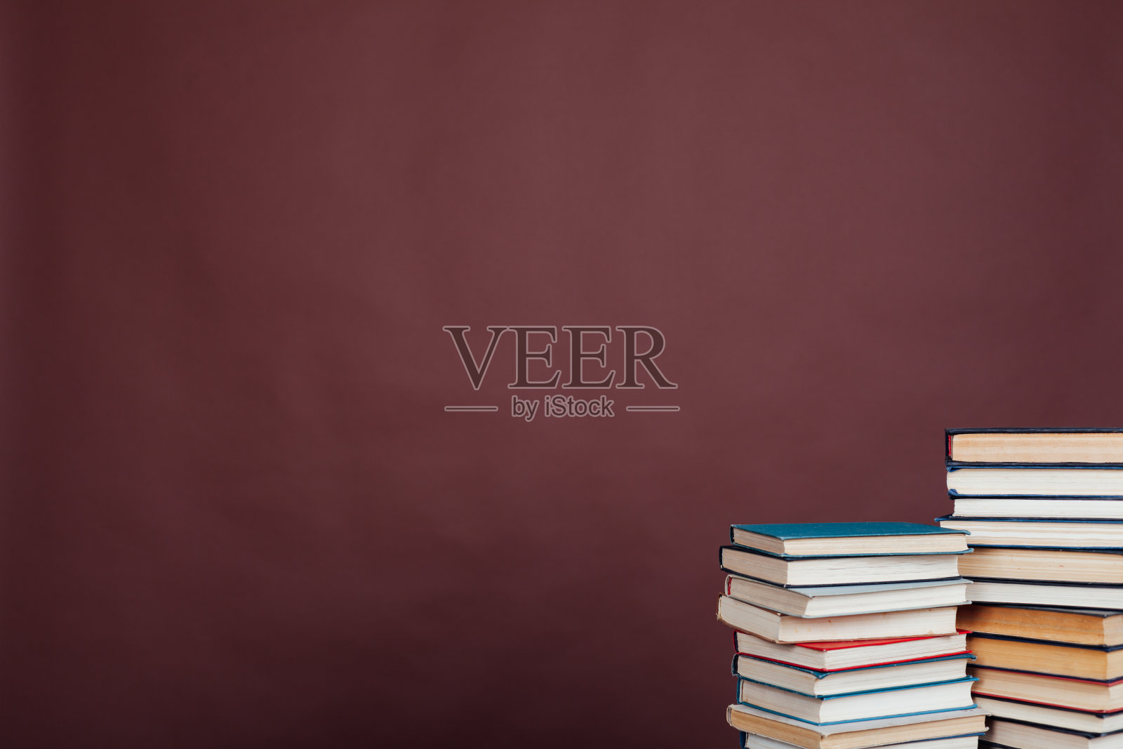 大学图书馆里有很多棕色背景的教育书籍照片摄影图片