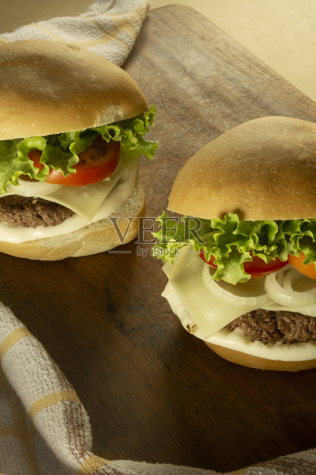 两个自制汉堡的特写照片摄影图片