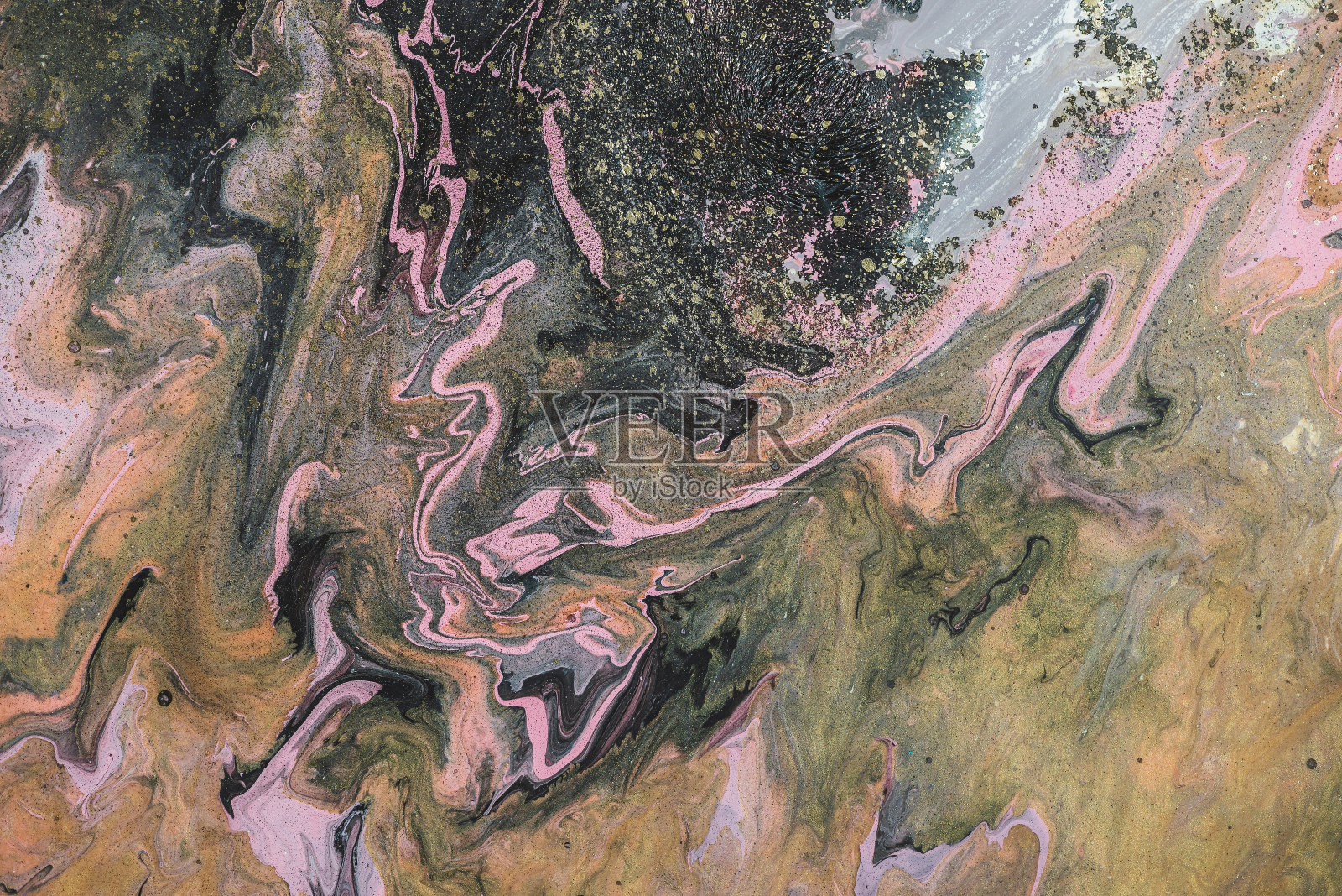 梦幻流体艺术背景与深绿色，橙色和粉红色的色调。丙烯酸颜料的大理石效果脏。液态油墨的氧化物色调混乱。有毒的超现实主义抽象纹理与混合沼泽颜色照片摄影图片