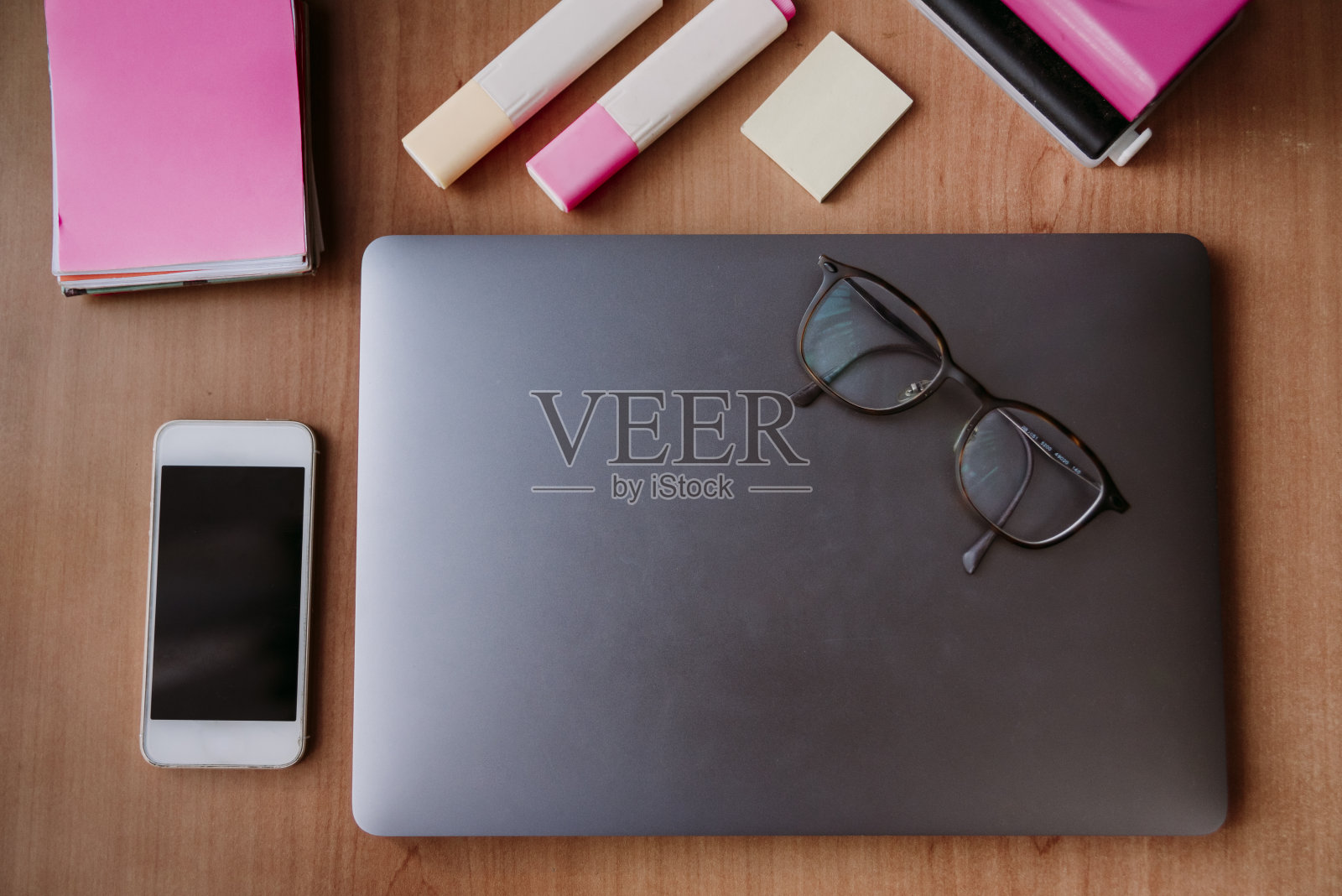 俯视图木制书桌与笔记本电脑照片摄影图片