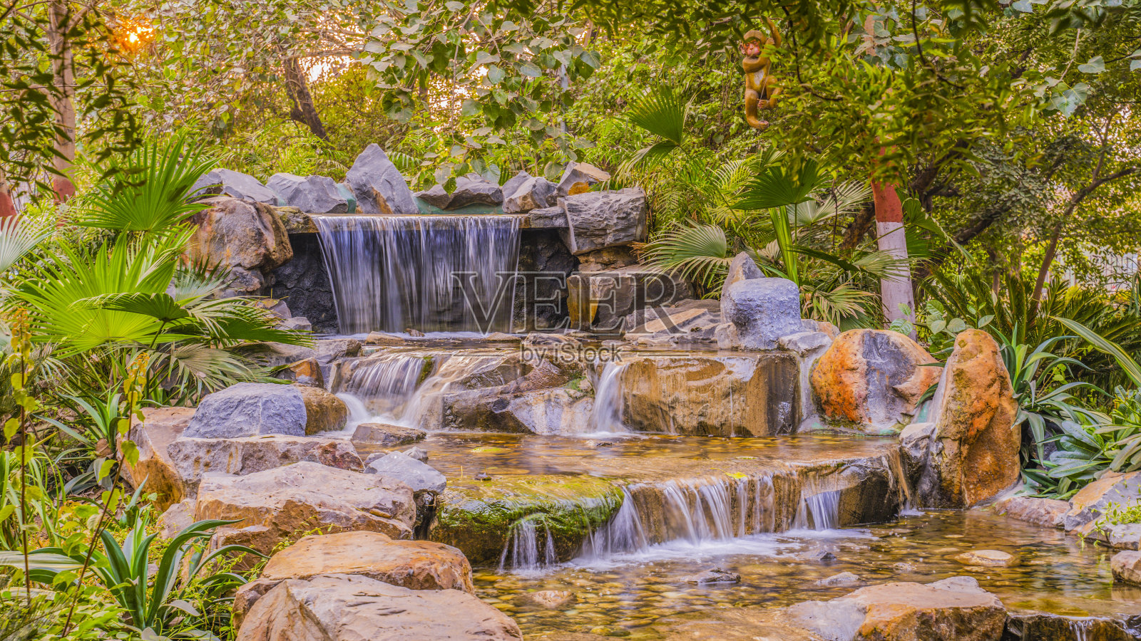 瀑布在山照片摄影图片