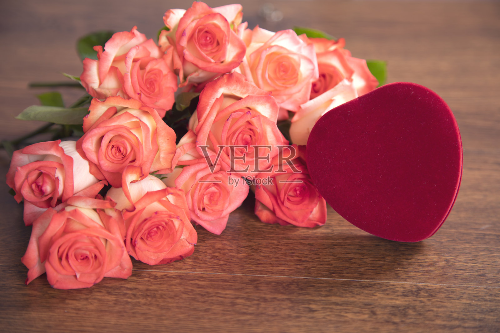 桌上有玫瑰和戒指照片摄影图片