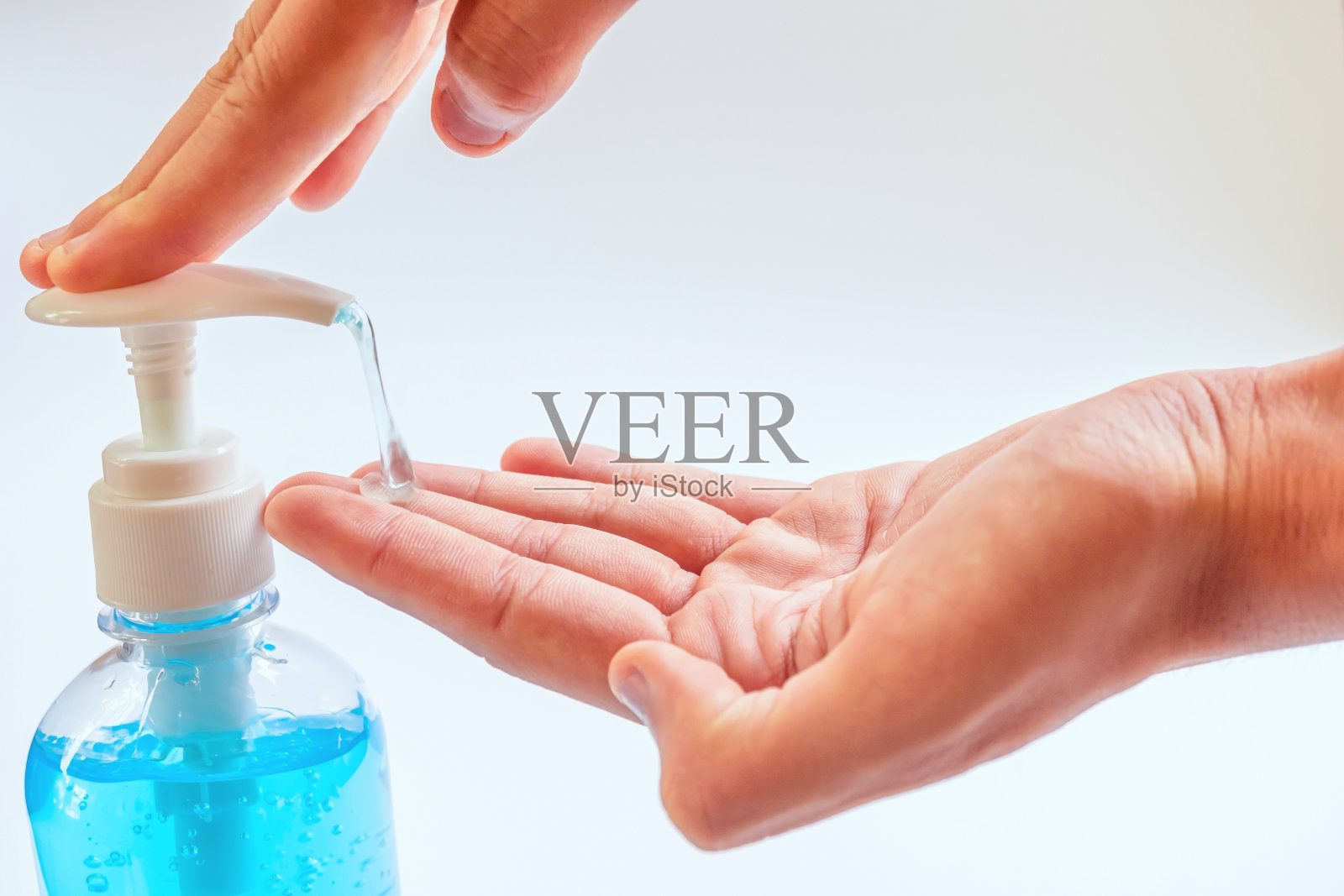 冠状病毒2019-ncov covid-19概念。男性用酒精凝胶或抗菌肥皂洗手液洗手，可以防止细菌和细菌的传播，避免感染冠状病毒。照片摄影图片