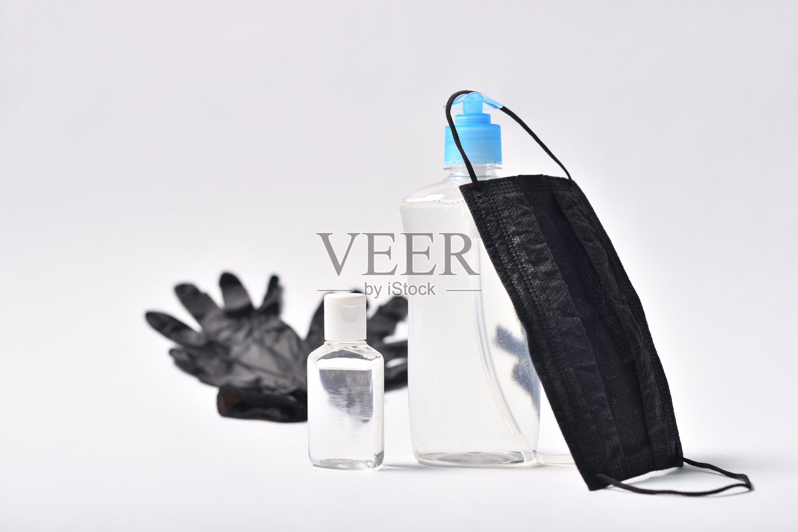 黑色防护手套，黑色防护口罩和抗菌凝胶在白色背景。卫生观念和防疫观念照片摄影图片