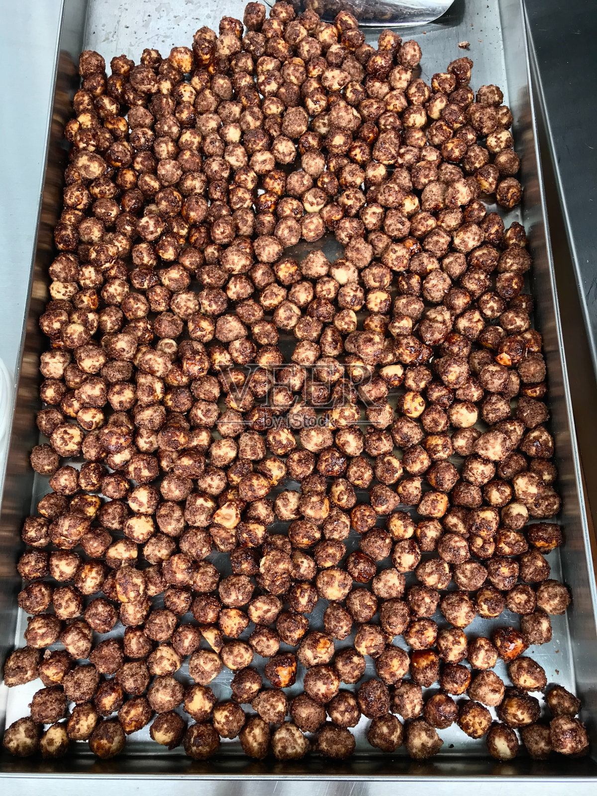 街头甜点焦糖和糖坚果/花生糖果出售。照片摄影图片