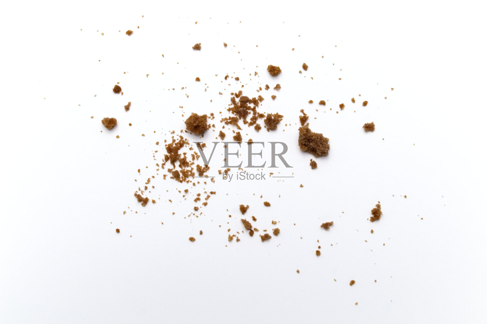 白色背景上散落着巧克力屑黄油饼干屑。照片摄影图片