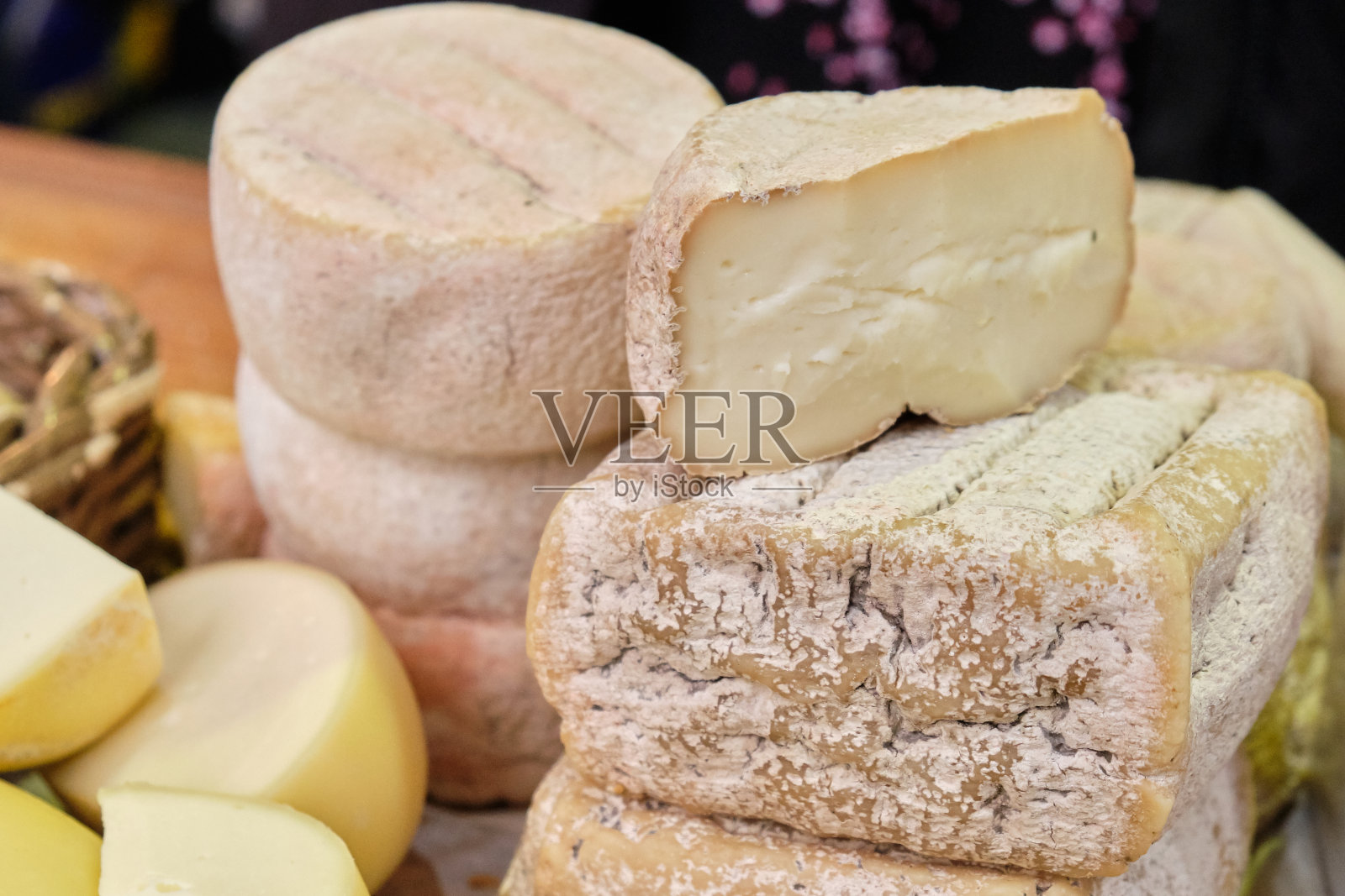 有各种手工奶酪的柜台。照片摄影图片