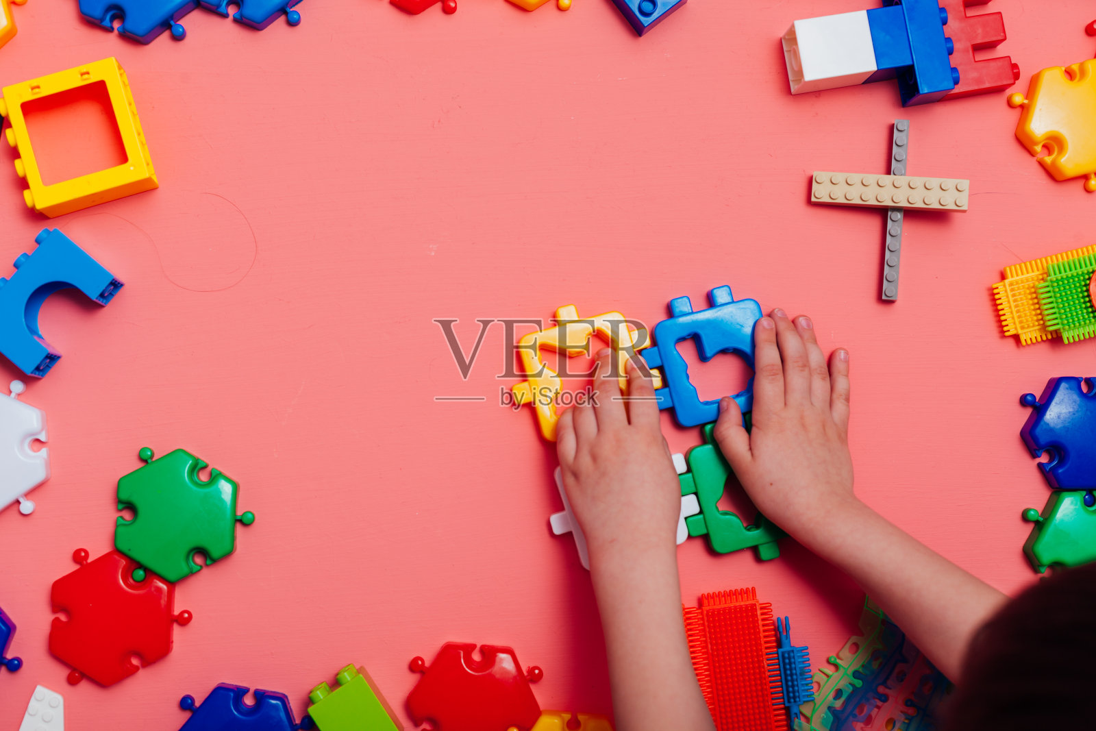 儿童开发游戏收集设计师在粉红色的背景照片摄影图片