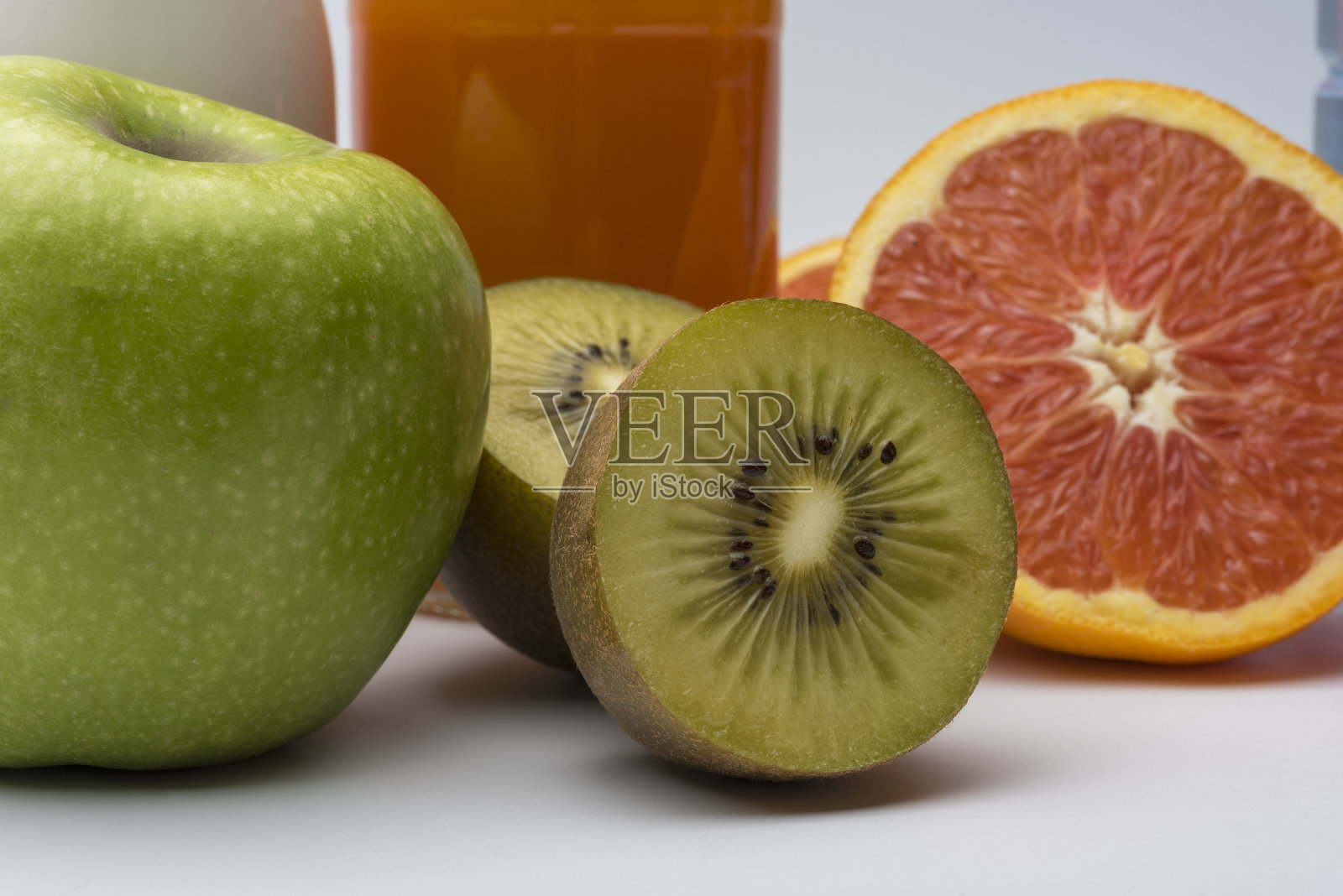 猕猴桃，苹果和葡萄柚的白色背景。照片摄影图片