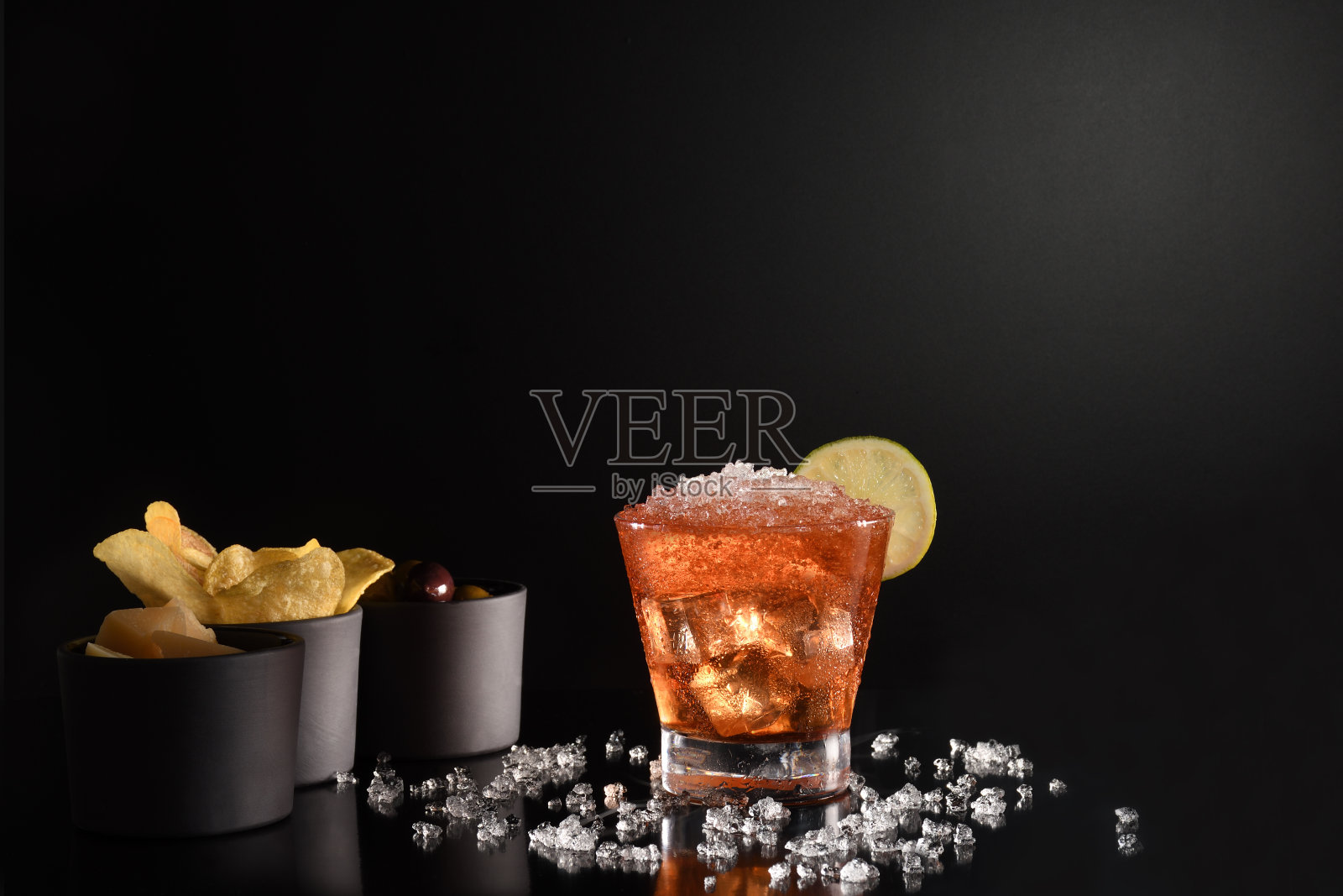 美丽的鸡尾酒孤立在黑色背景与干冰烟。照片摄影图片