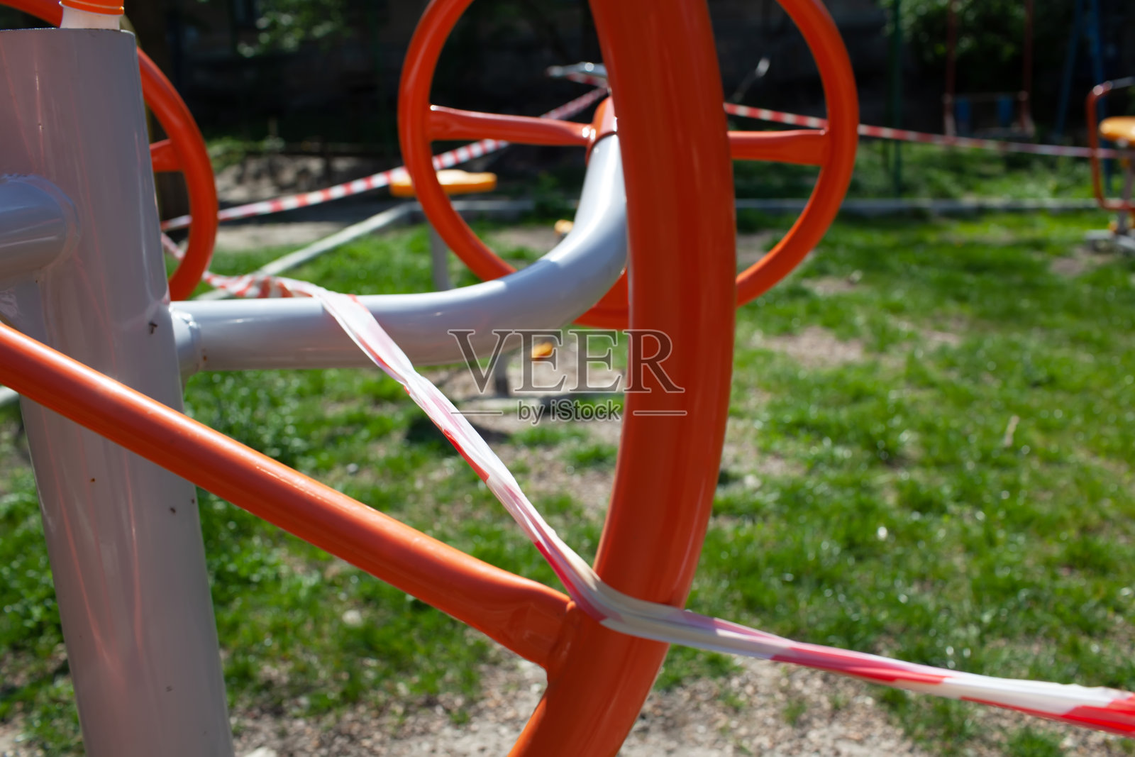 孩子们的操场，周围有信号带照片摄影图片