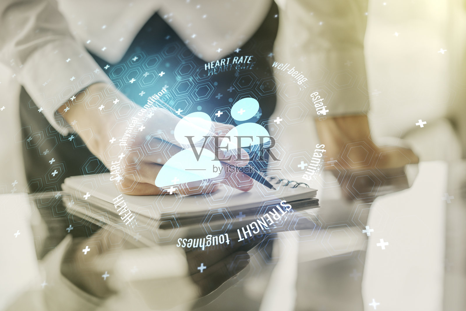 创意抽象的人物图标素描和手写在记事本上的背景，生活和房地产保险在线概念。双重曝光照片摄影图片