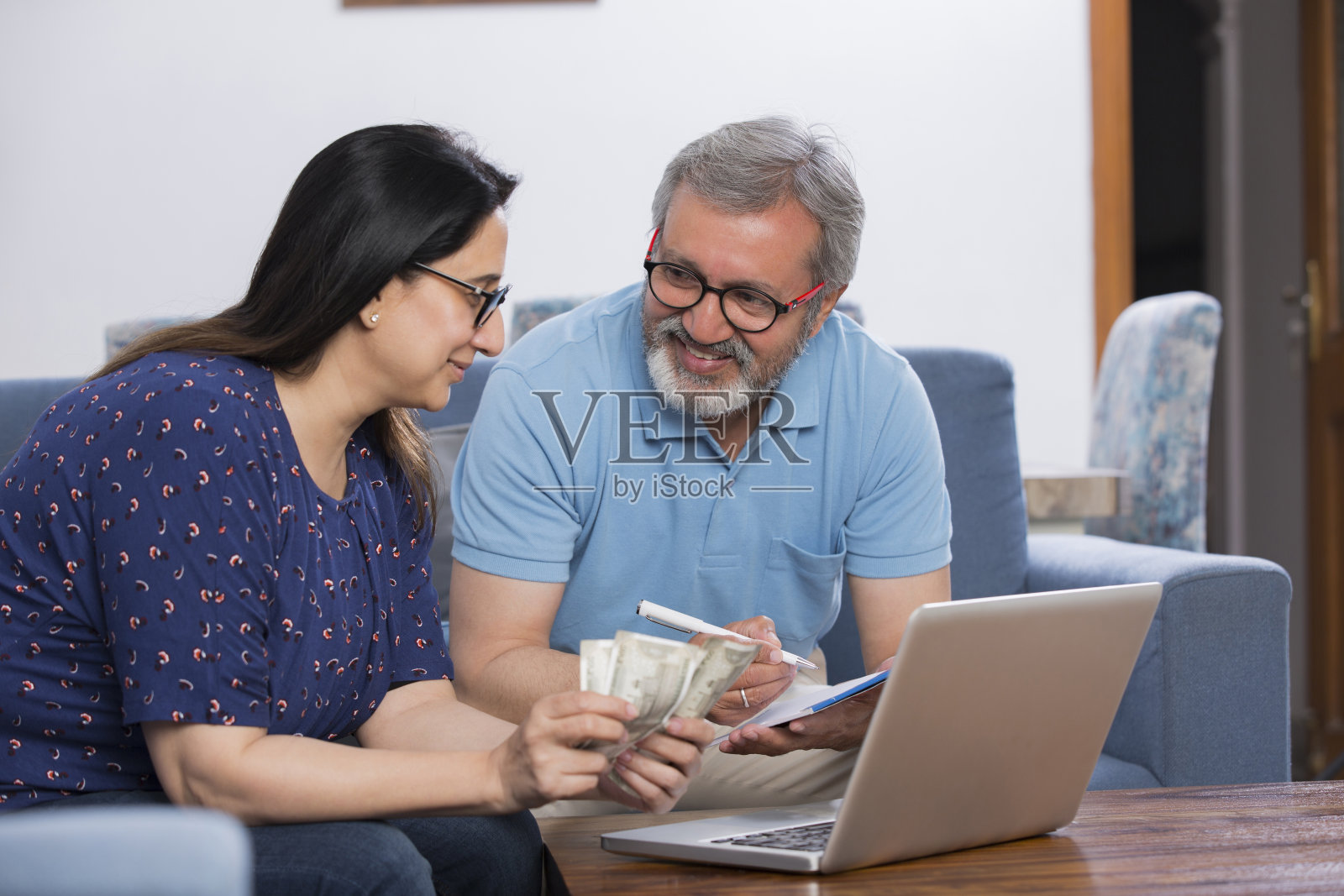 坐在客厅沙发上的夫妇库存照片照片摄影图片