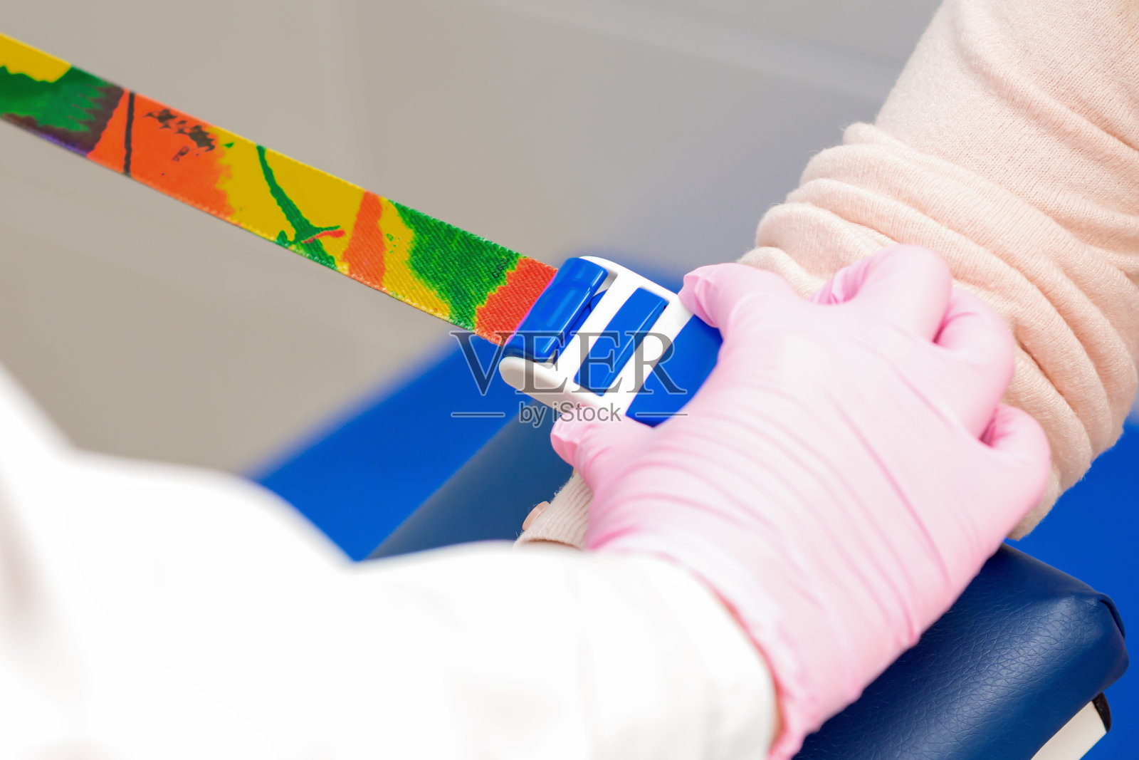 拧紧手臂上的安全带。照片摄影图片