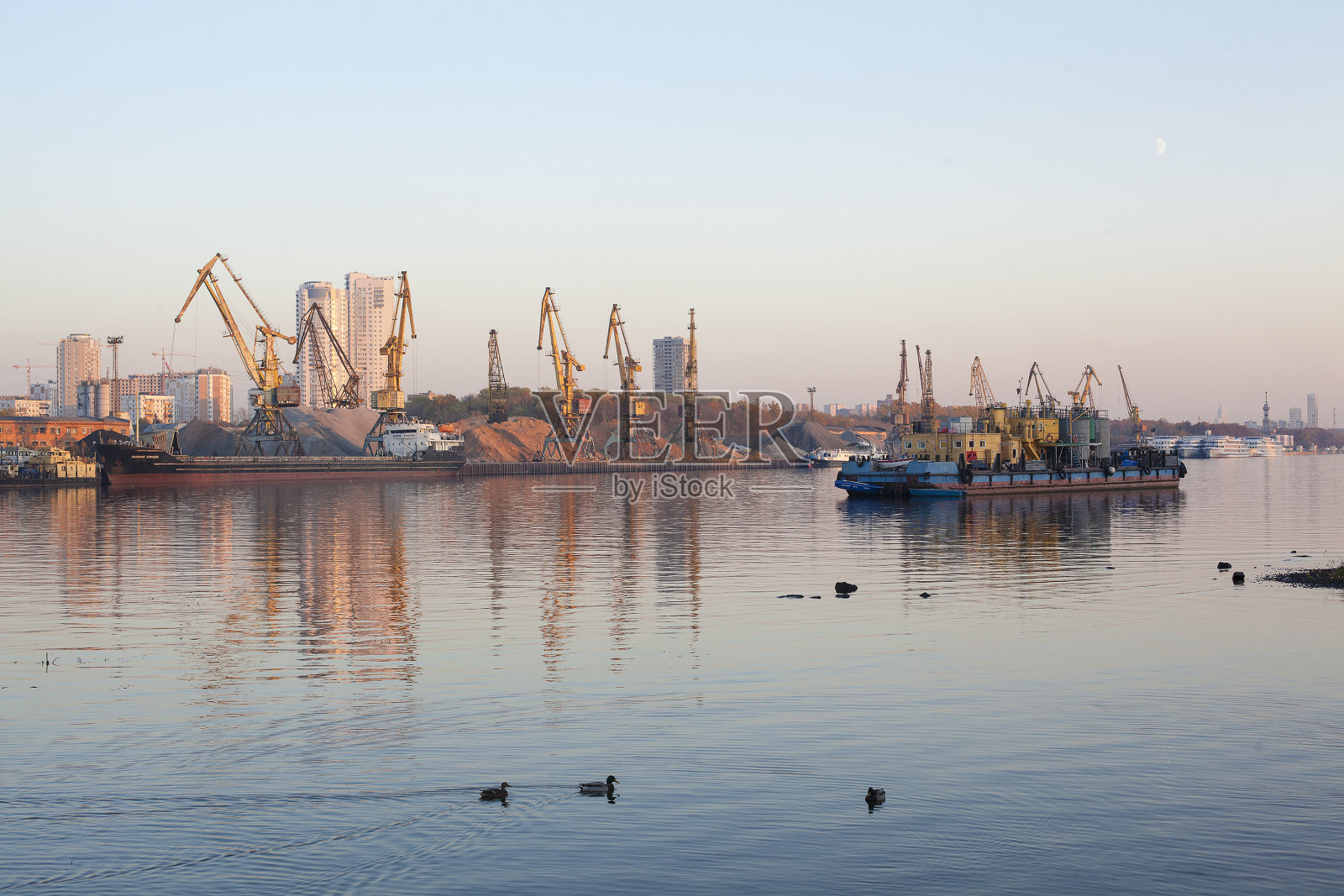 河道上的驳船和建筑起重机照片摄影图片