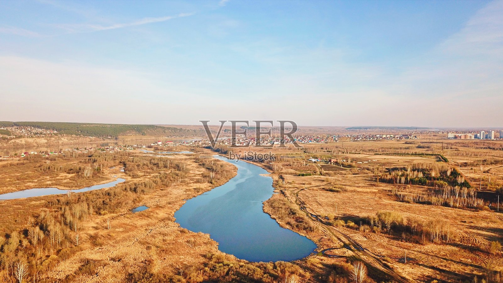 鸟瞰秋天的一个湖由无人机拍摄照片摄影图片