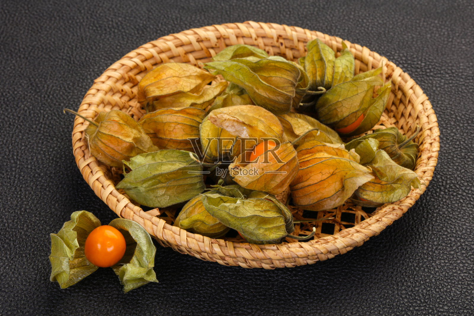 冬天的樱桃堆在碗里照片摄影图片