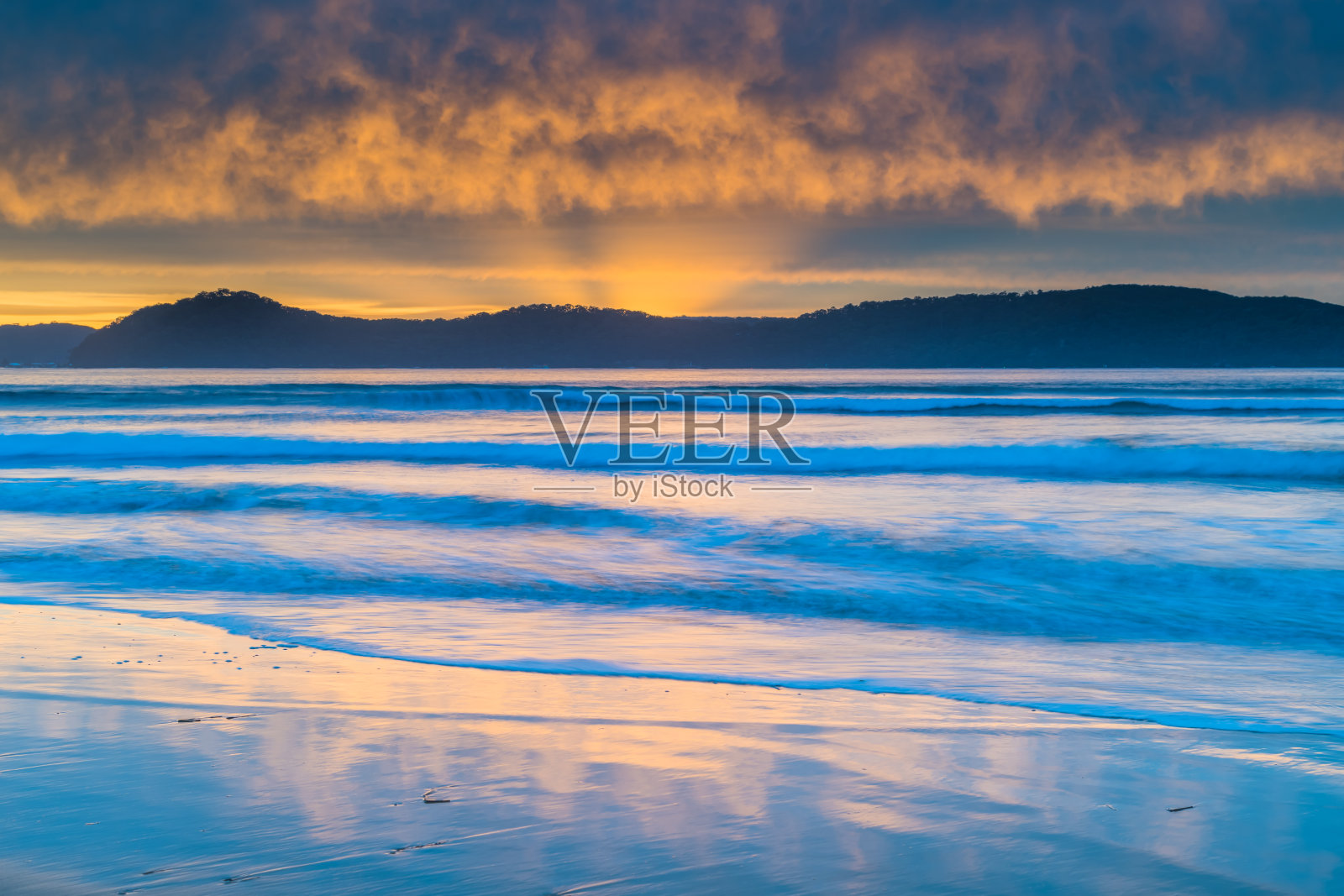 云覆盖日出海景与阳光照片摄影图片