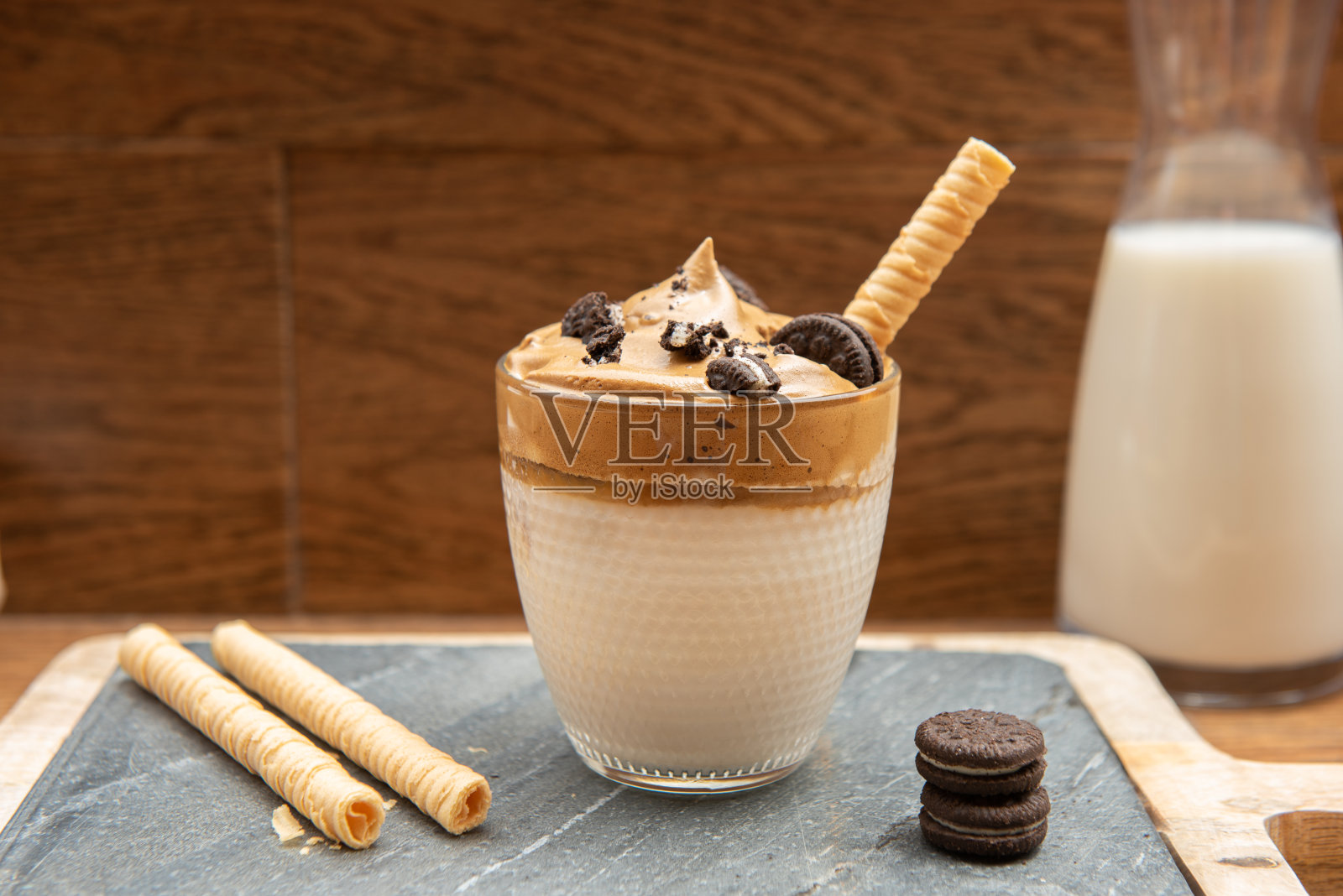 达尔戈纳咖啡在一个透明的玻璃杯里。一种时髦的蓬松奶油泡过的咖啡照片摄影图片