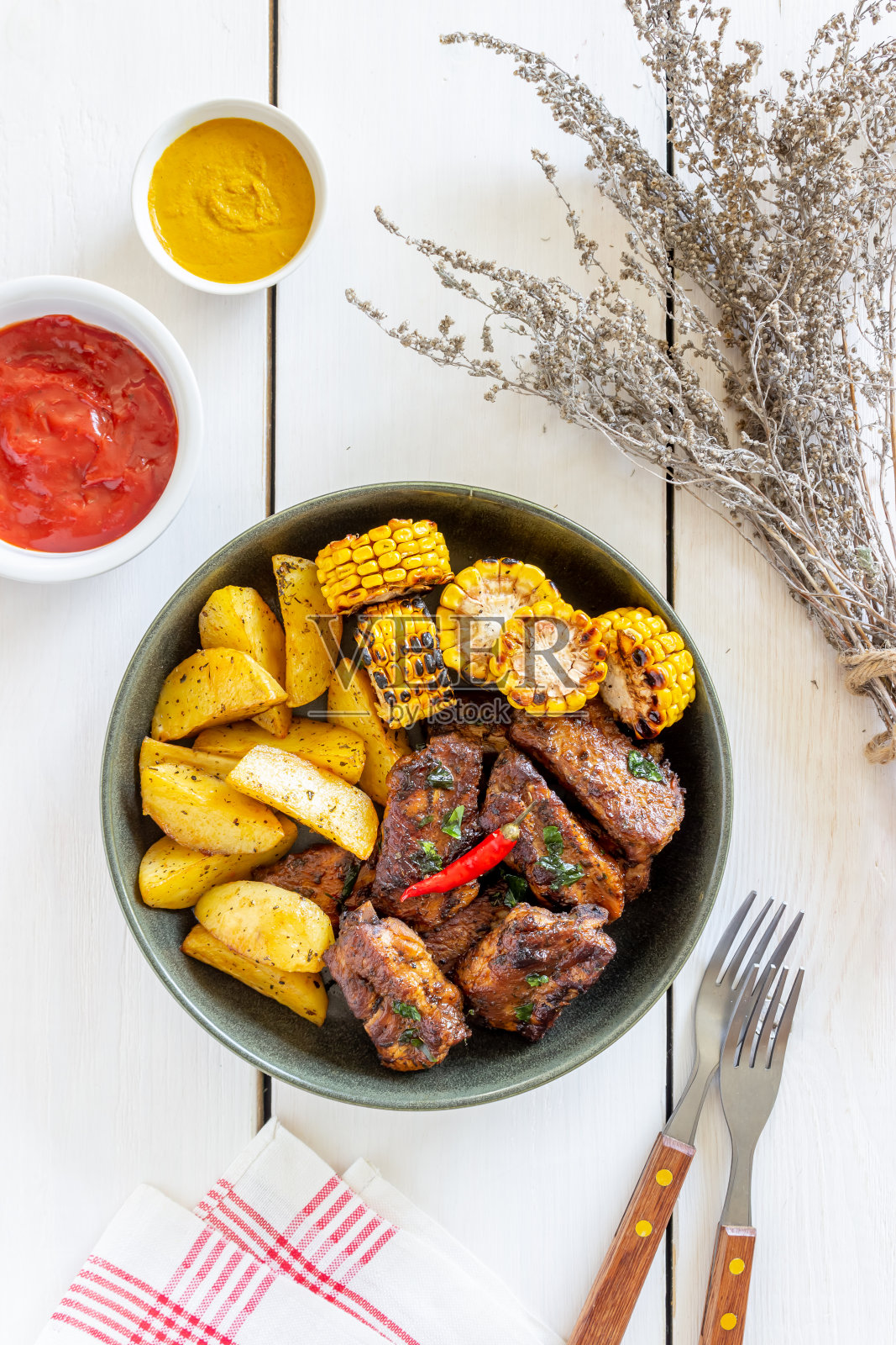 木背景上的土豆排骨。烧烤。烤架。美国菜。配方。照片摄影图片