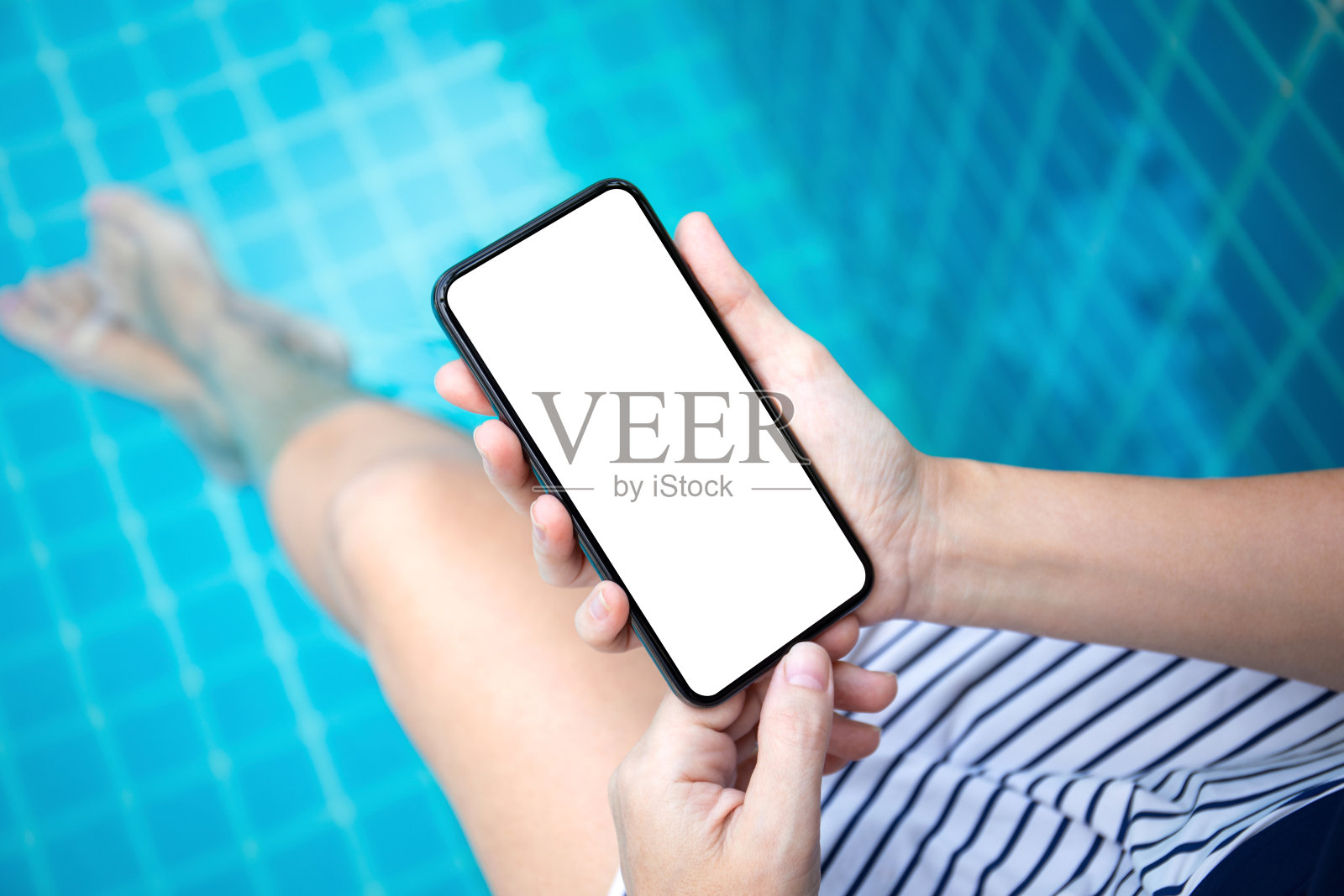 女性手握手机与隔离屏幕在游泳池照片摄影图片