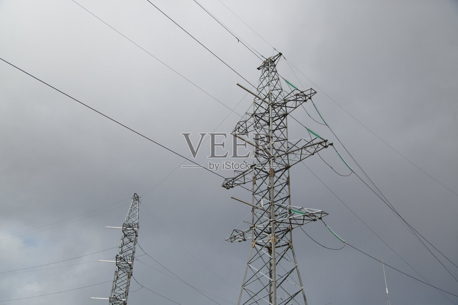 电力线支撑着天空。城市之间的电线杆。照片摄影图片