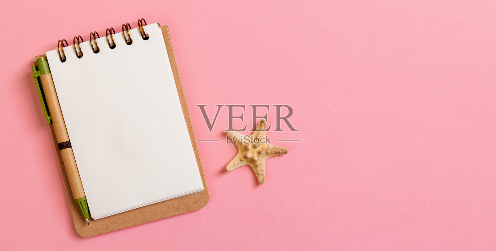 暑假的概念。带着笔记本和海星的旅行背景。前视图。平躺照片摄影图片