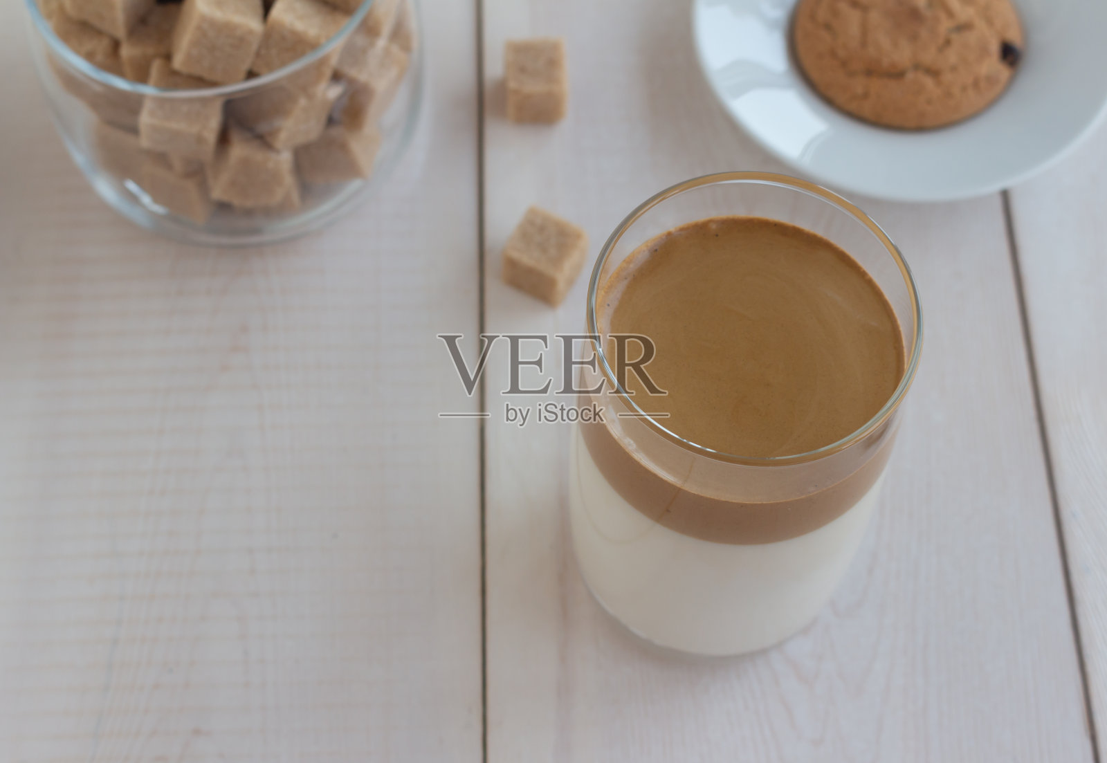 达尔戈纳咖啡冰凉可口的饮料在一个轻木背景的玻璃杯照片摄影图片