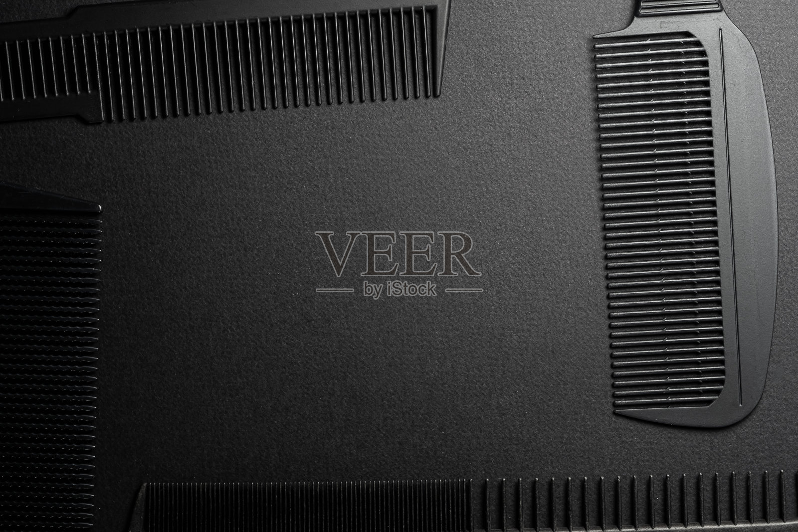 在黑色的表面上是旧的理发工具。理发工具。四个梳子。黑色的单色。框架。前视图。照片摄影图片