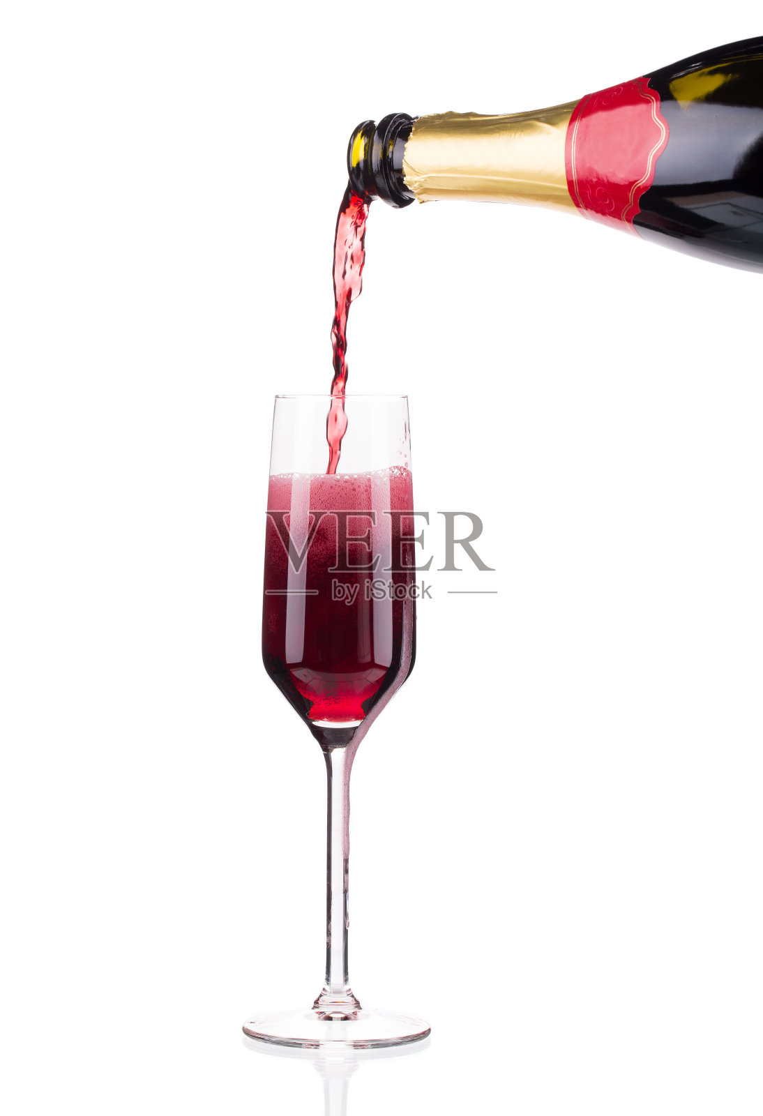 将红色香槟倒入玻璃杯。照片摄影图片