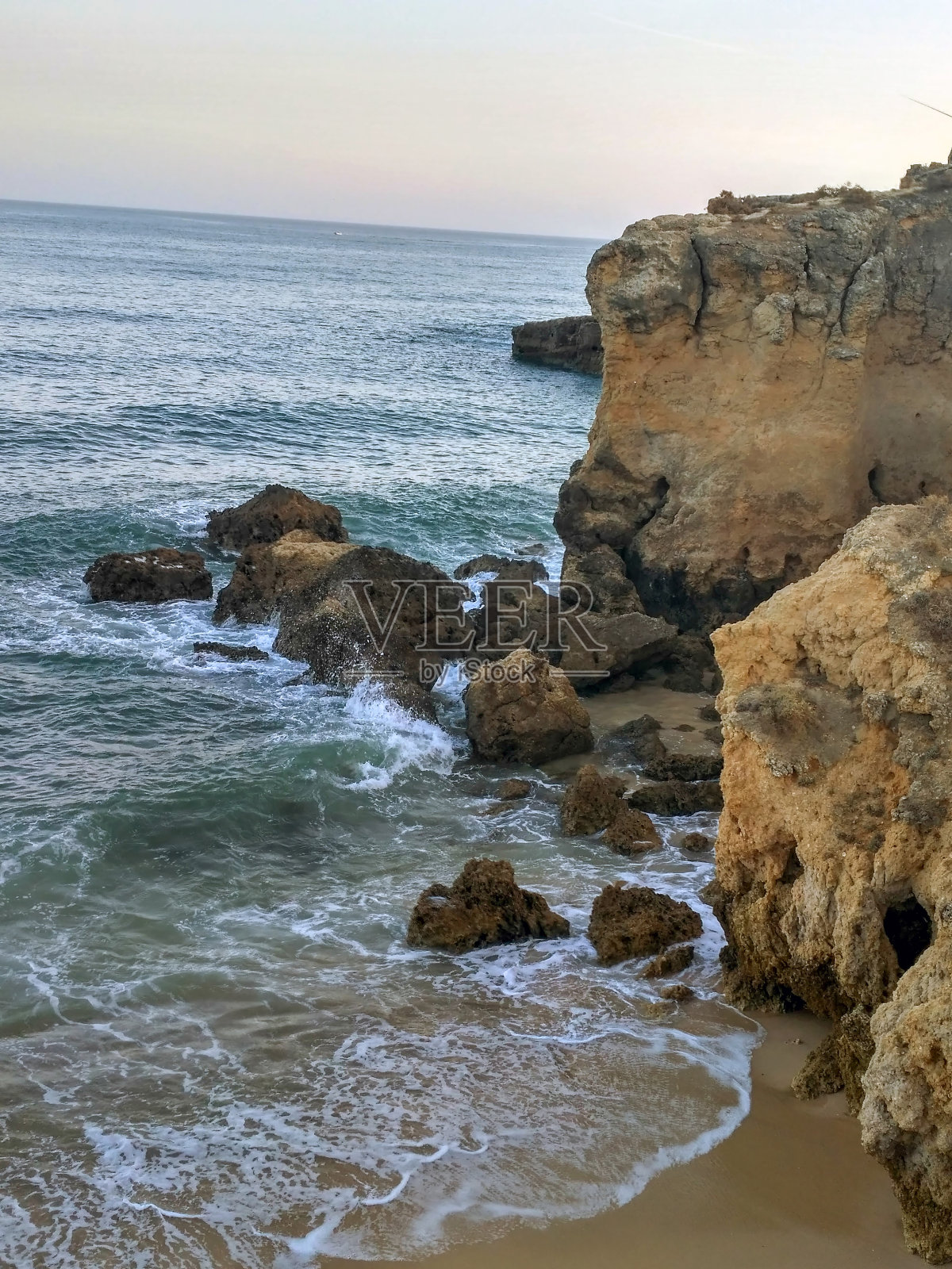 夏天在海滩上散步照片摄影图片