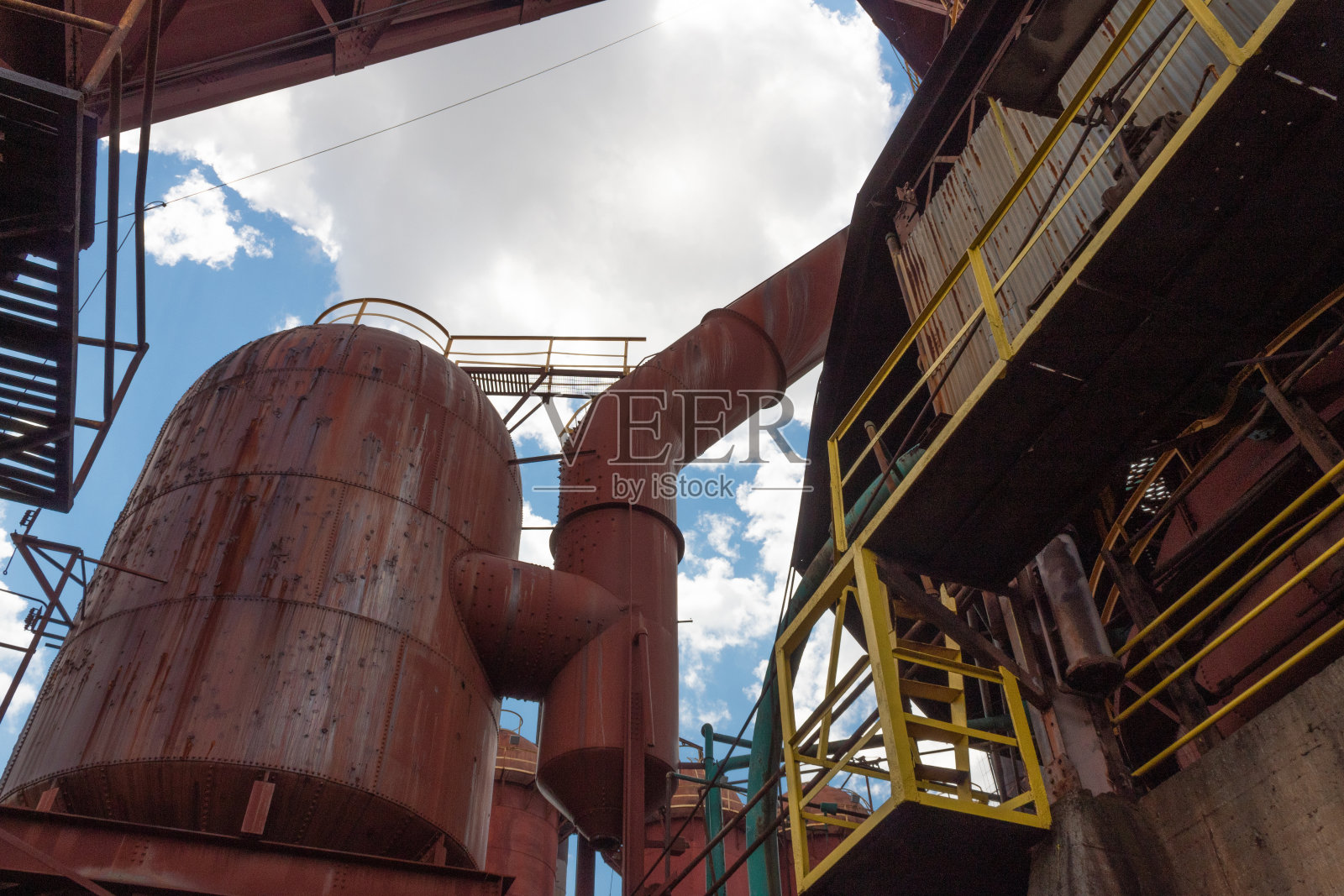 熔炉国家历史地标，阿拉巴马州伯明翰，各种工业结构和形状，锈和油漆表面照片摄影图片