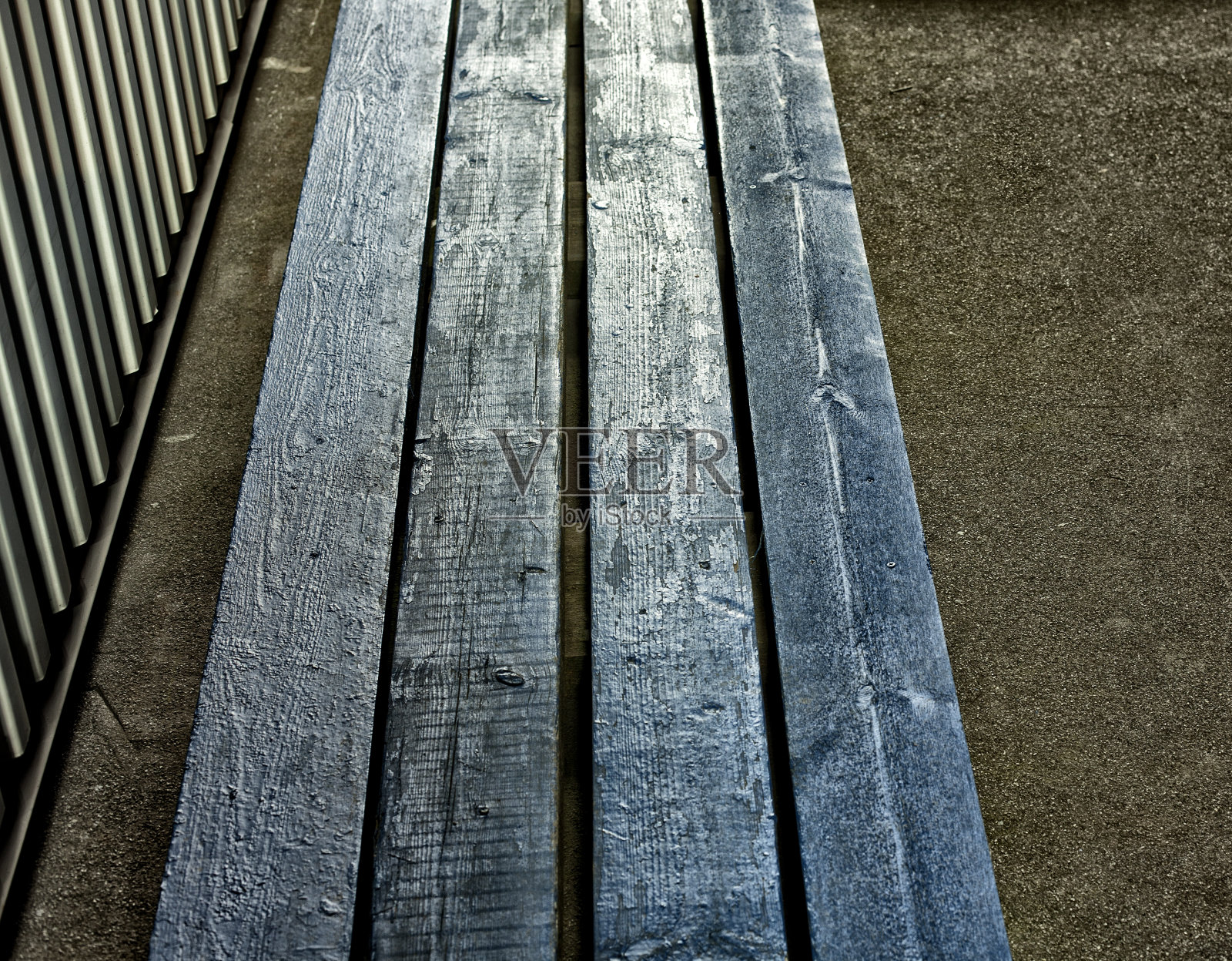 由破旧的有纹理的木板组成的古老的木制深色背景。照片摄影图片