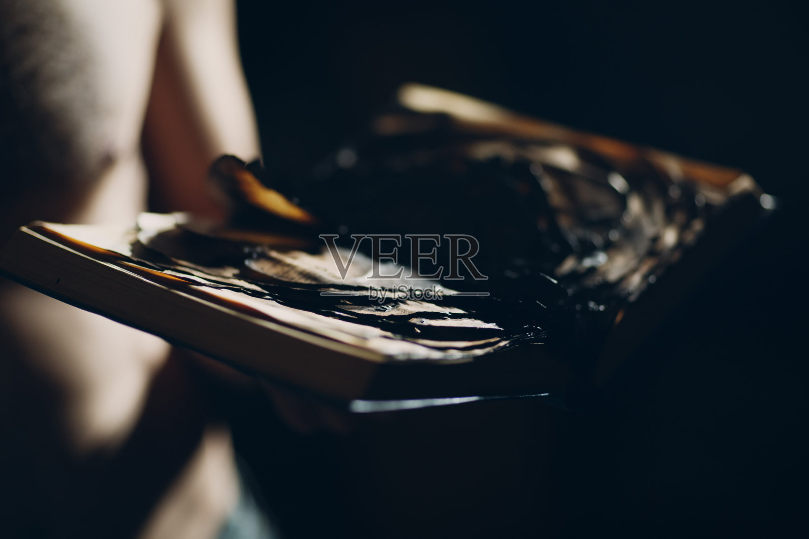 书在黑暗的背景上燃烧照片摄影图片