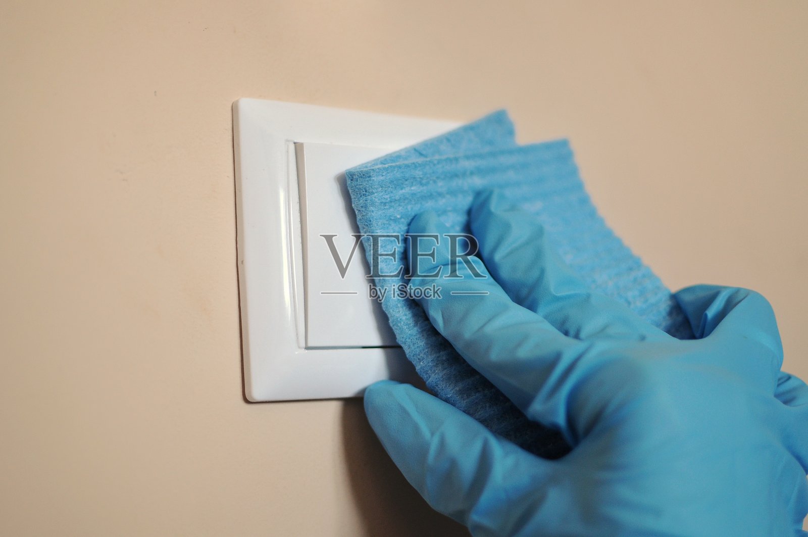 对家中开关等触碰部位进行消毒，以预防疾病照片摄影图片