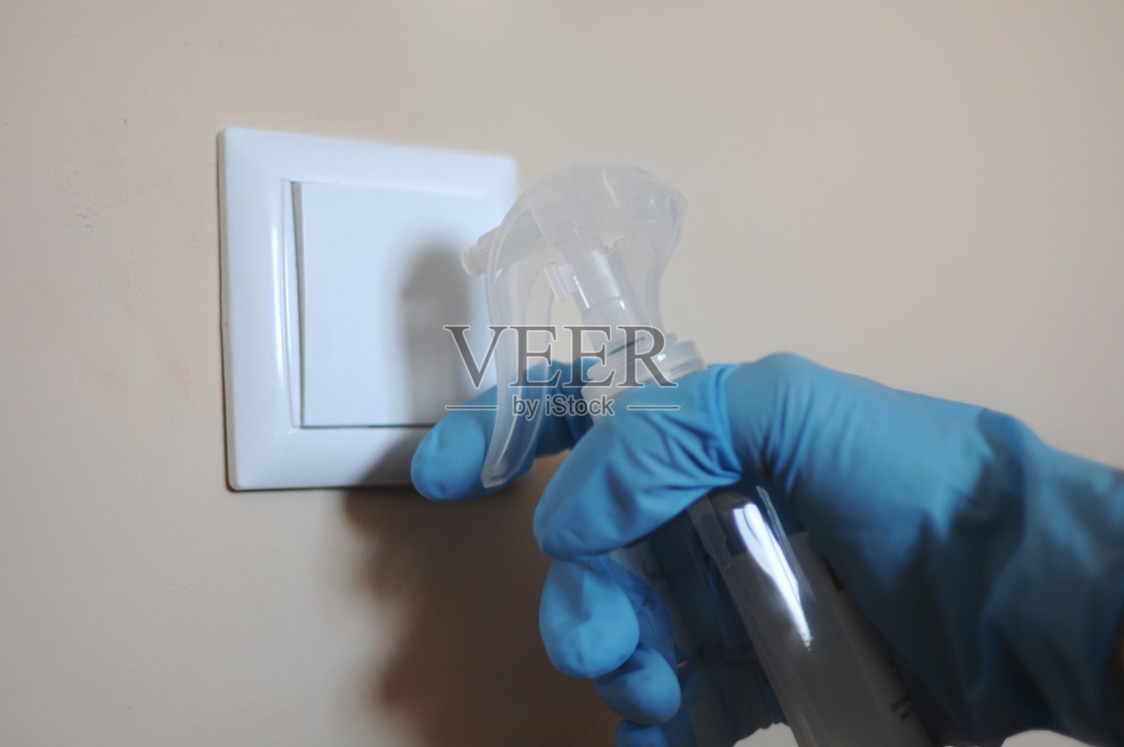 对家中开关等触碰部位进行消毒，以预防疾病照片摄影图片