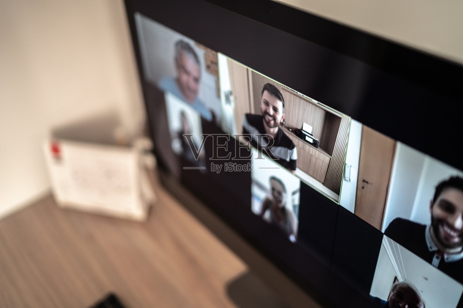 家人和朋友在家里视频会议的快乐时刻照片摄影图片