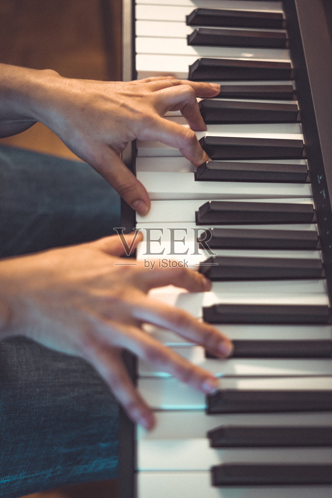 女人和她的钢琴在家里照片摄影图片