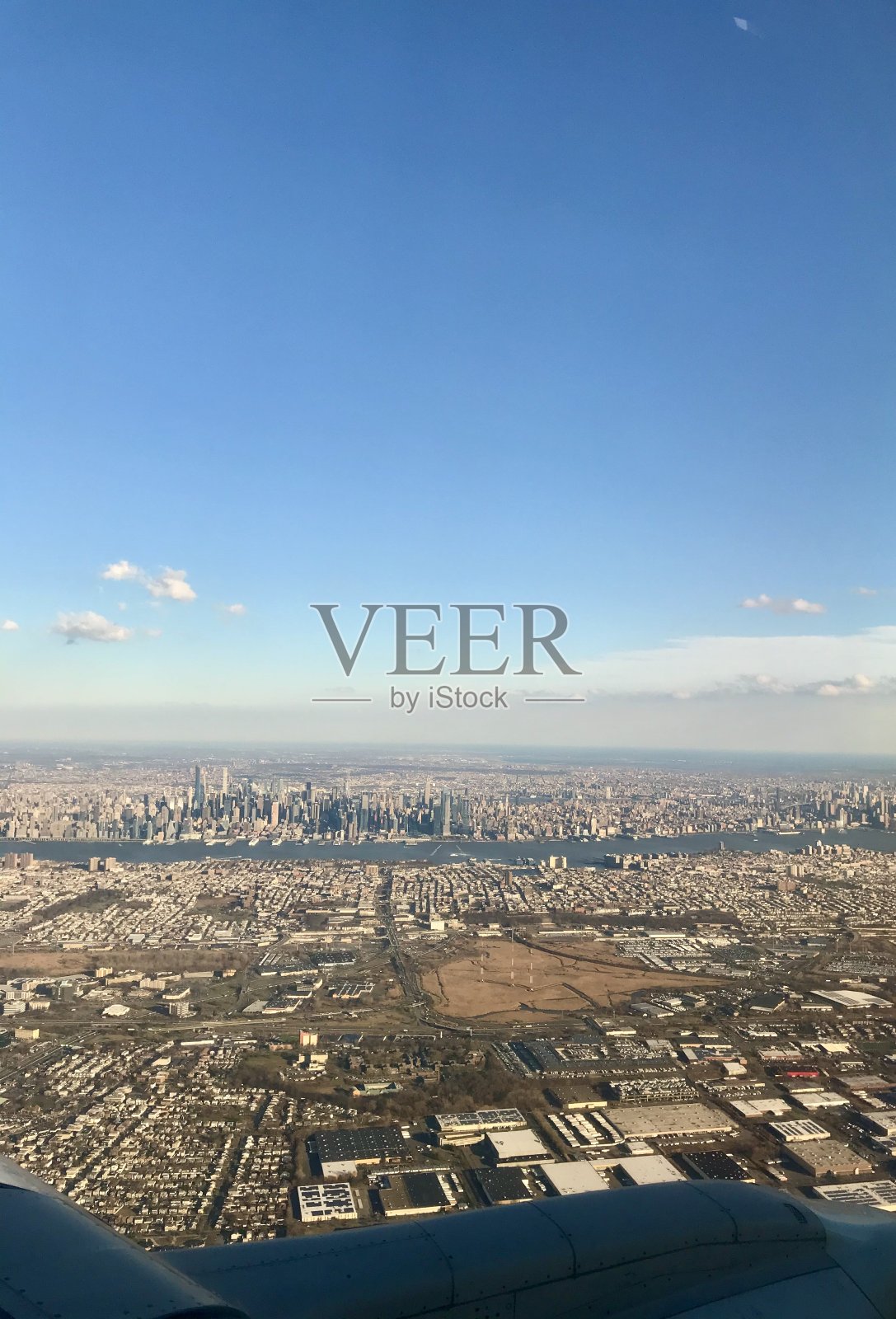 从飞机机翼窗口拍摄的国际旅行航拍照片:曼哈顿的天际线，美国著名的大都市，其高耸的摩天大楼为背景照片摄影图片