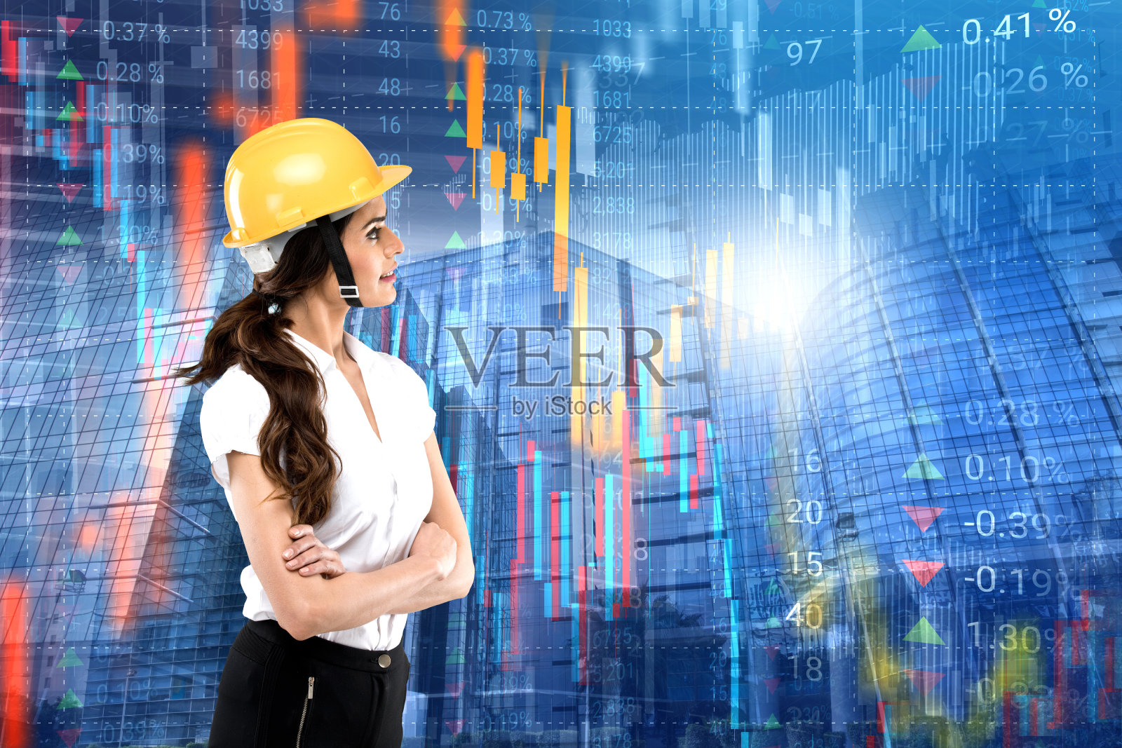 女建筑师在虚拟界面前的股市数据和天际线背景照片摄影图片