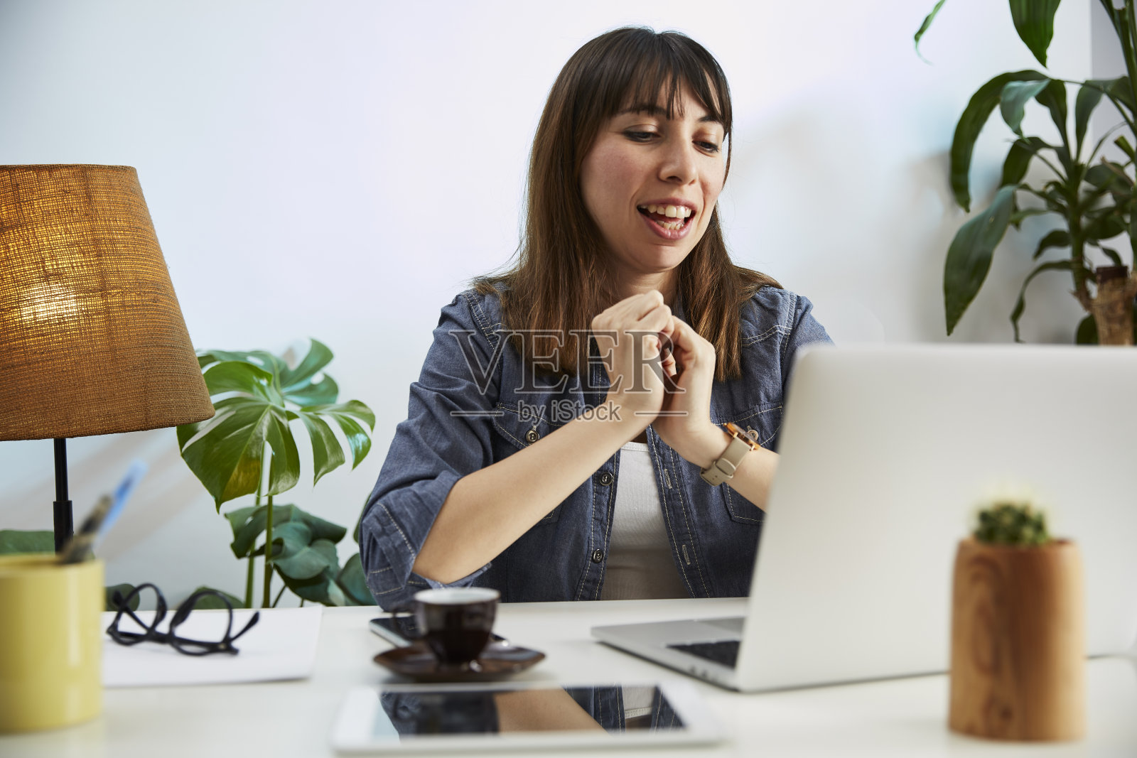 从事电脑工作的女性照片摄影图片