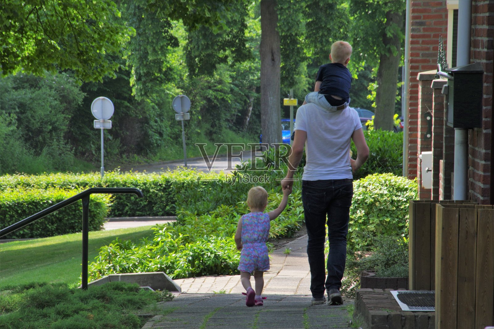 爸爸离开家照片摄影图片