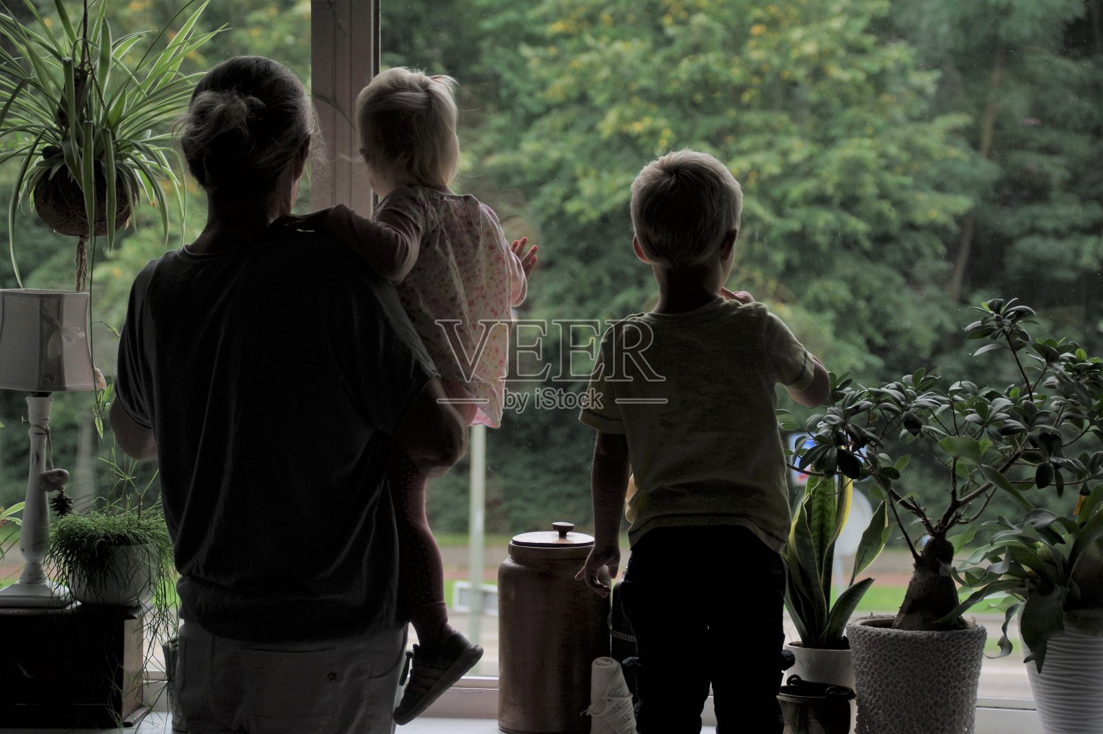 孩子们挥手告别照片摄影图片