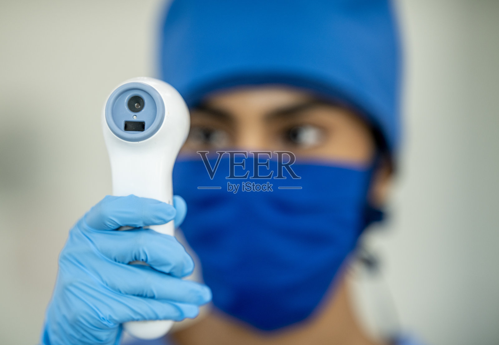 使用非接触式体温计的非洲裔女医生照片摄影图片