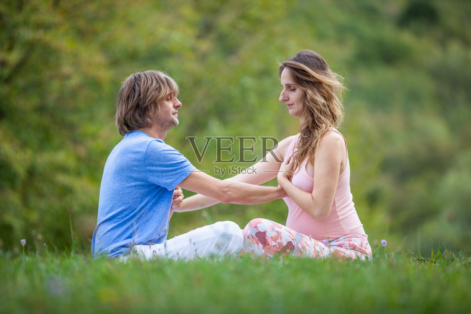 成人夫妇放松与密宗瑜伽练习在自然-库存照片照片摄影图片