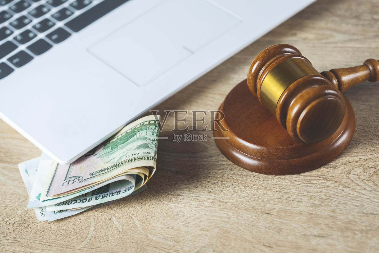 金钱和法官在电脑上照片摄影图片